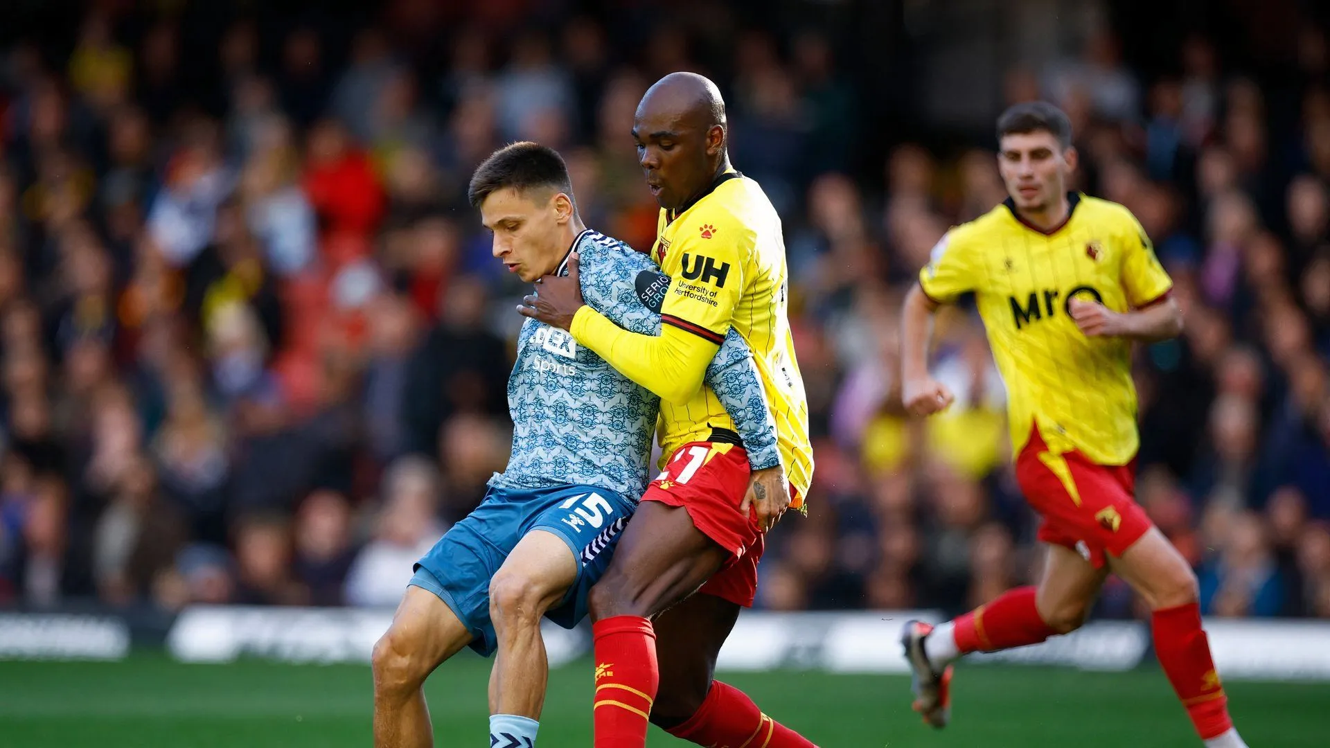 Angelo Ogbonna, trung vệ kỳ cựu, trong một pha tranh chấp cho Watford