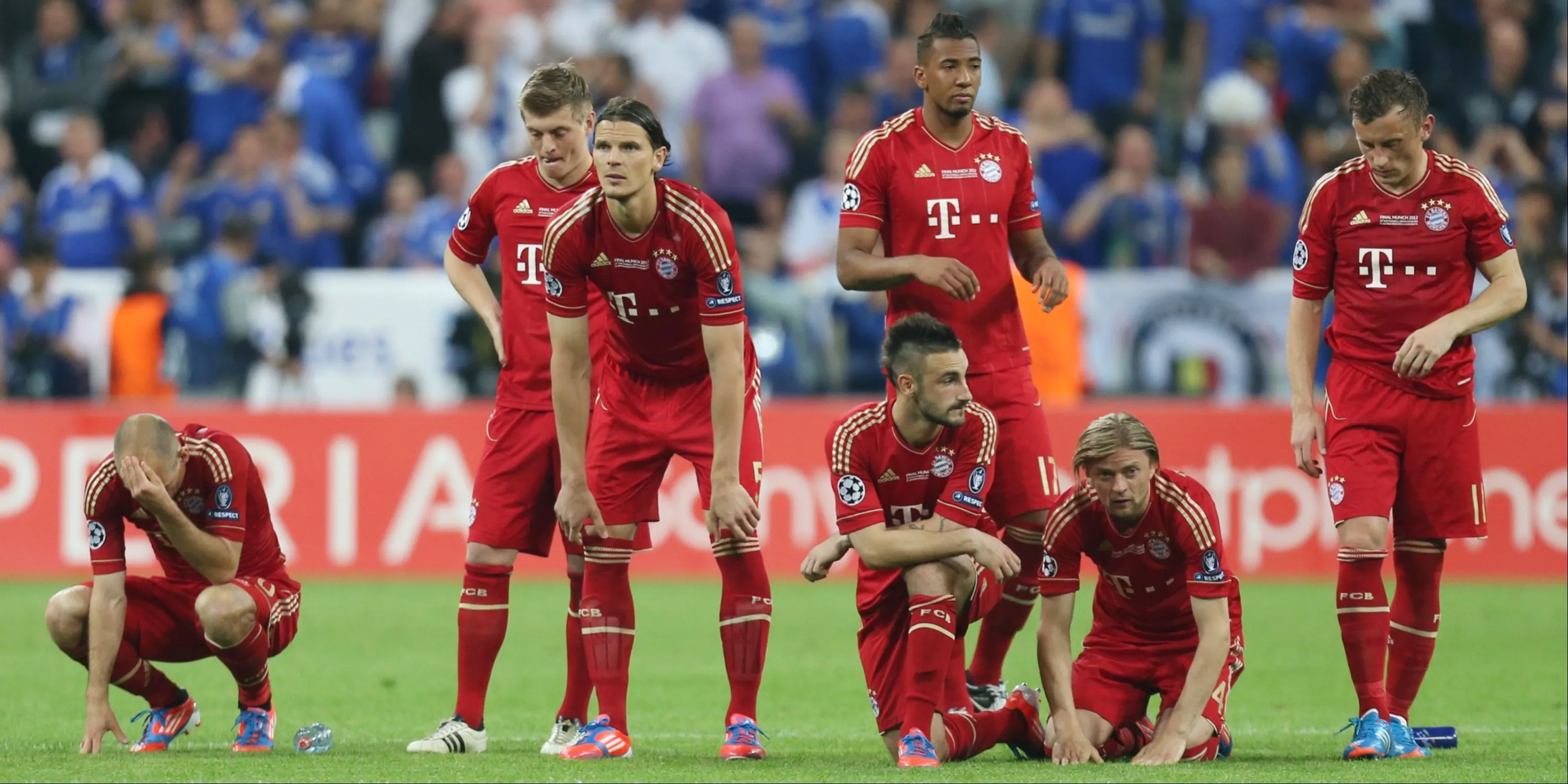 Các cầu thủ Bayern Munich thất vọng sau khi để mất chức vô địch Bundesliga vào tay Dortmund mùa 2011/12