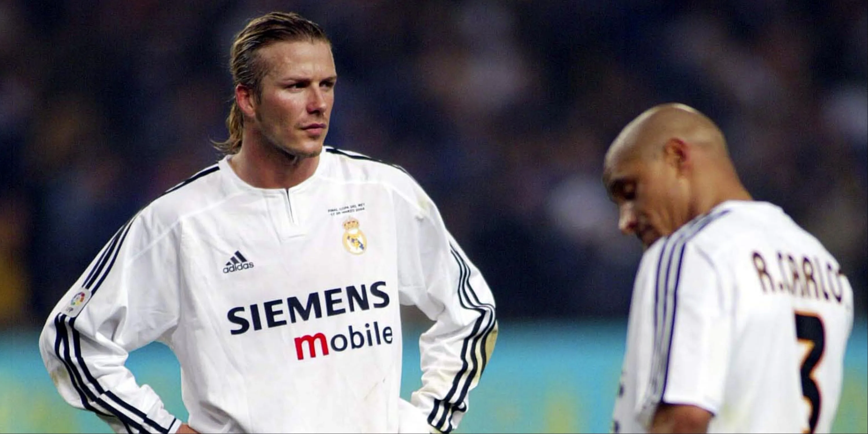 Các Galacticos David Beckham và Roberto Carlos của Real Madrid, đội bóng đã trải qua cú sụp đổ danh hiệu khó tin mùa 2003/04
