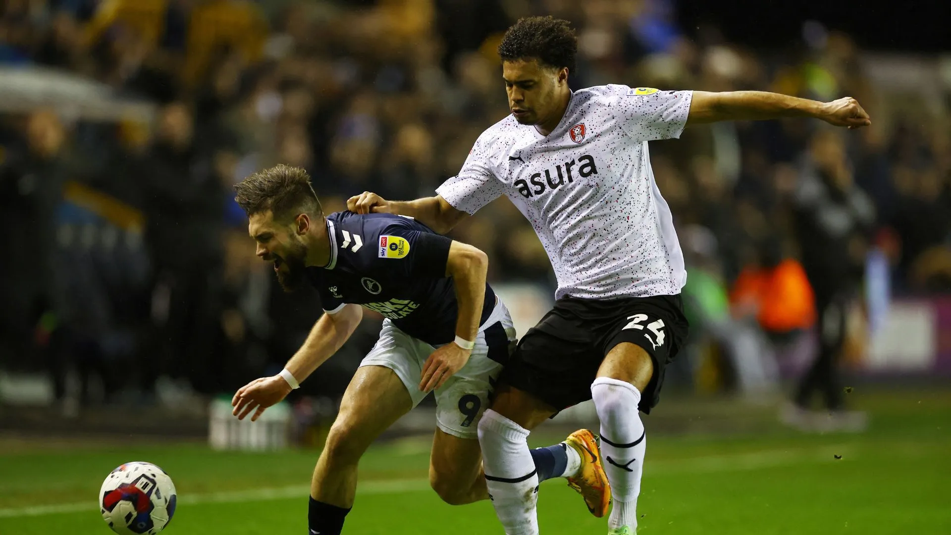 Bolton Wanderers Tái Thiết Hàng Thủ: 3 Mục Tiêu Chuyển Nhượng Miễn Phí Đáng Chú Ý Hè 2024