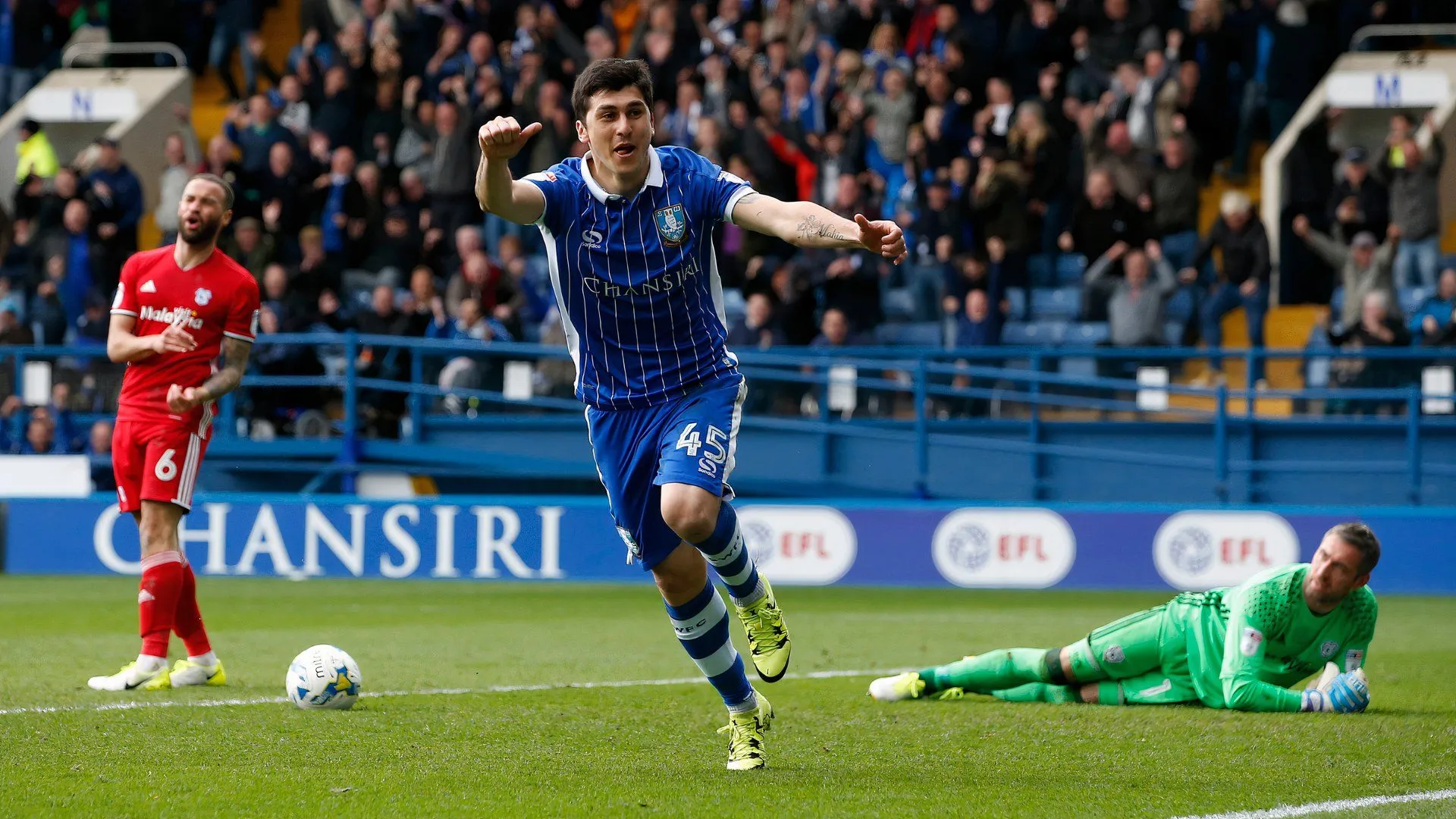 Fernando Forestieri trong màu áo Sheffield Wednesday vẫy chào người hâm mộ