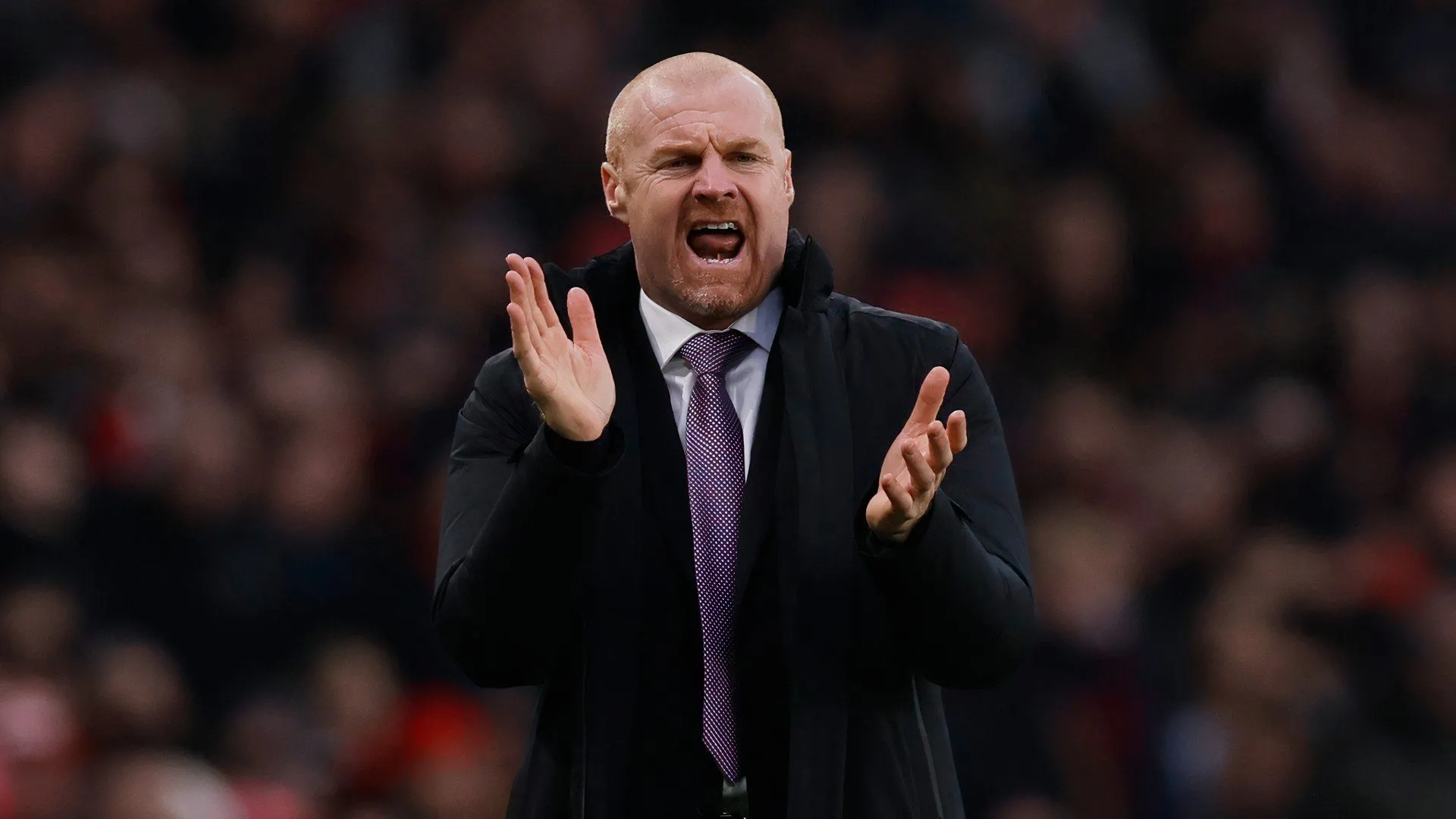 HLV Sean Dyche đưa ra chỉ đạo chiến thuật cho các cầu thủ trên sân tập