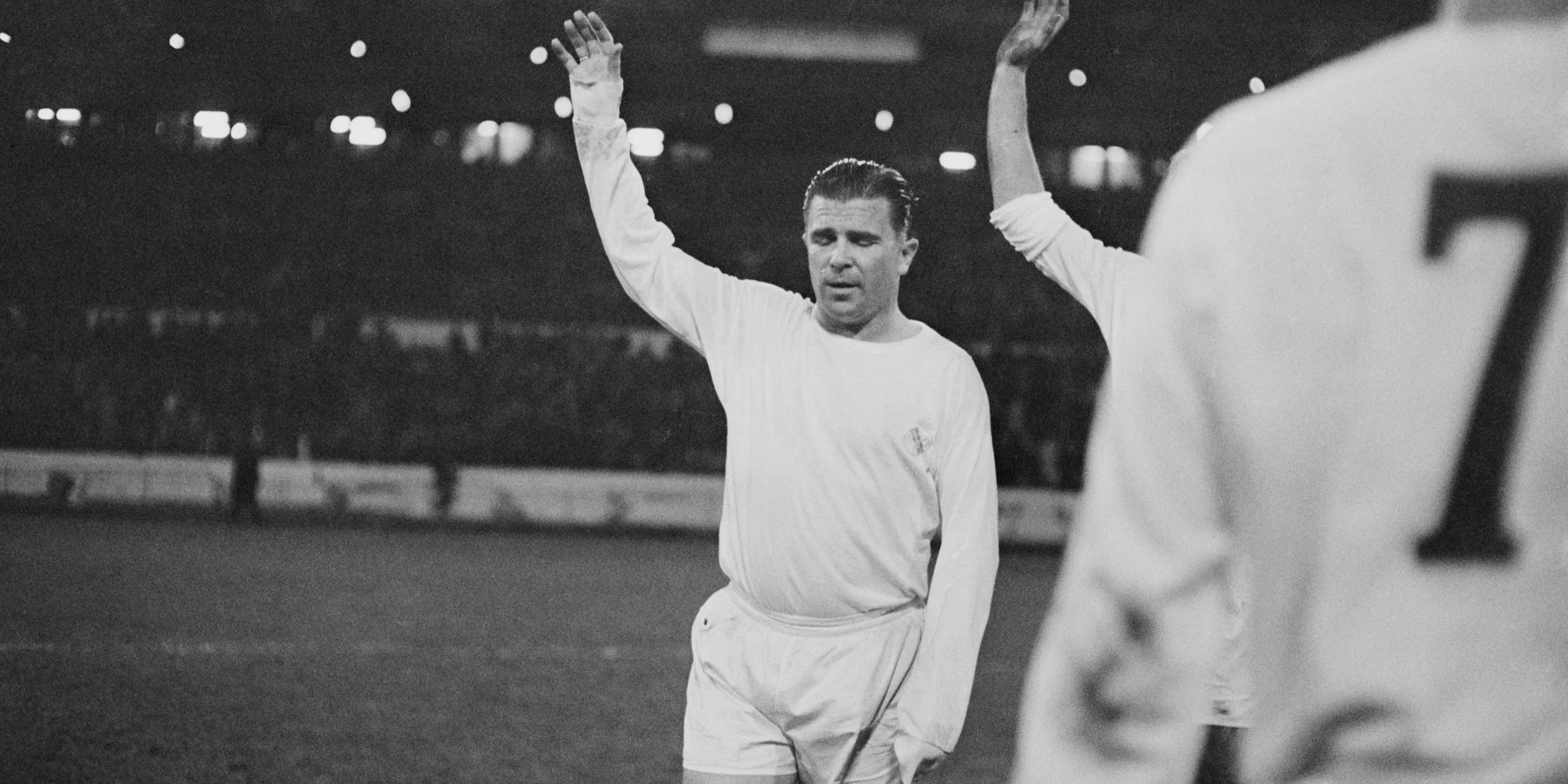Huyền thoại Ferenc Puskas trong màu áo Real Madrid với chiếc áo số 10