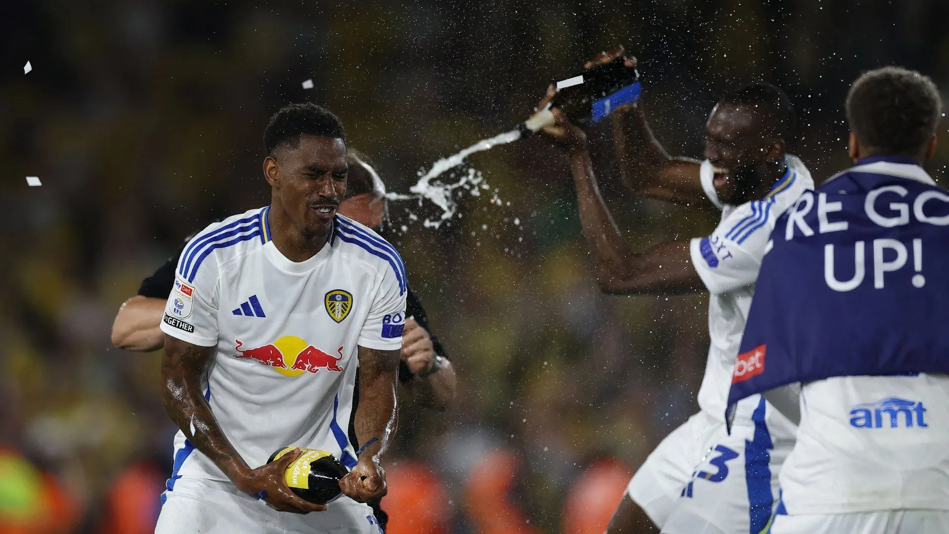 Junior Firpo, một trong những cầu thủ hưởng lương cao tại Leeds United, ăn mừng tại Elland Road.
