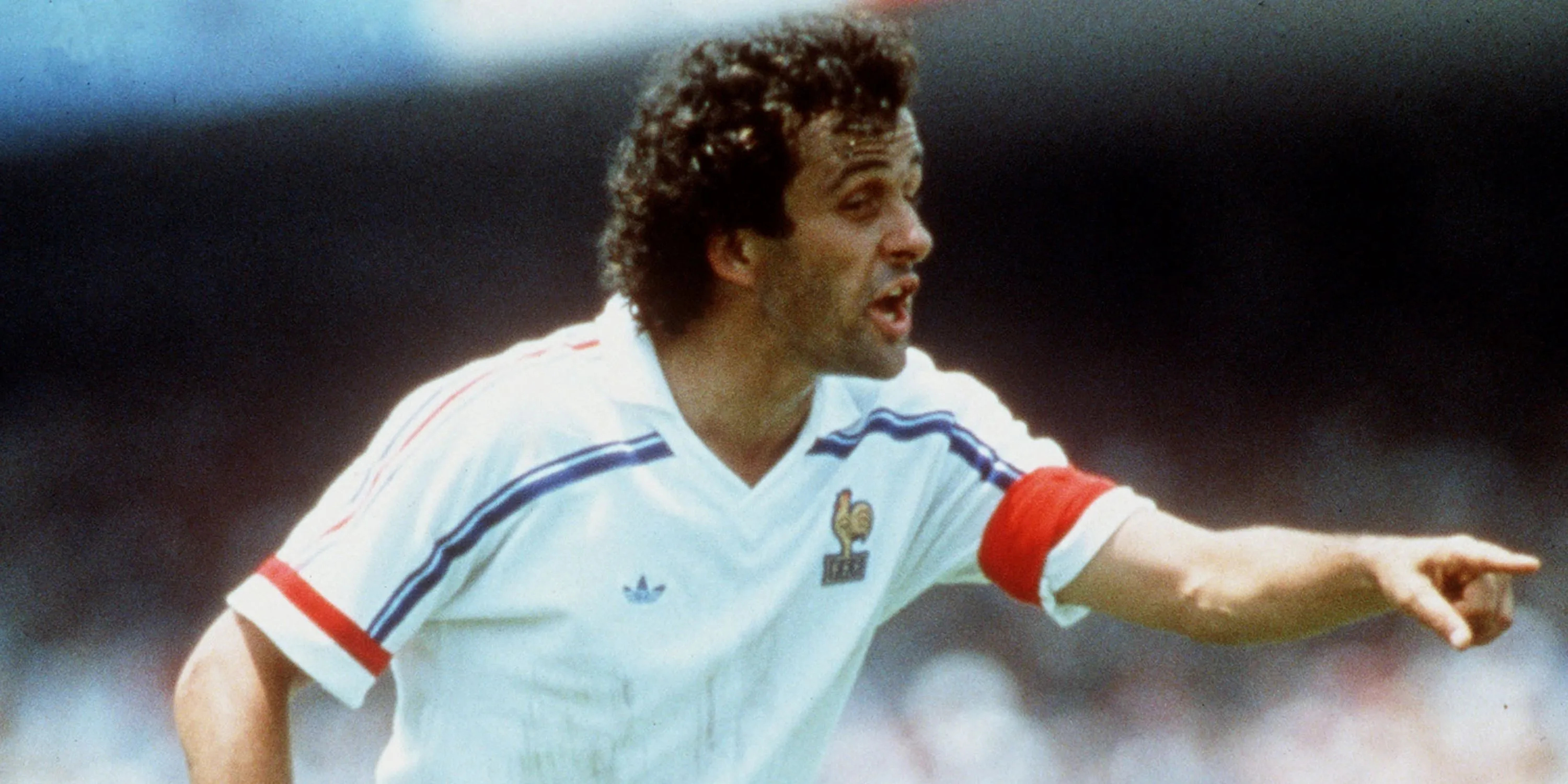 Michel Platini đeo băng đội trưởng đội tuyển Pháp tại Euro 1984