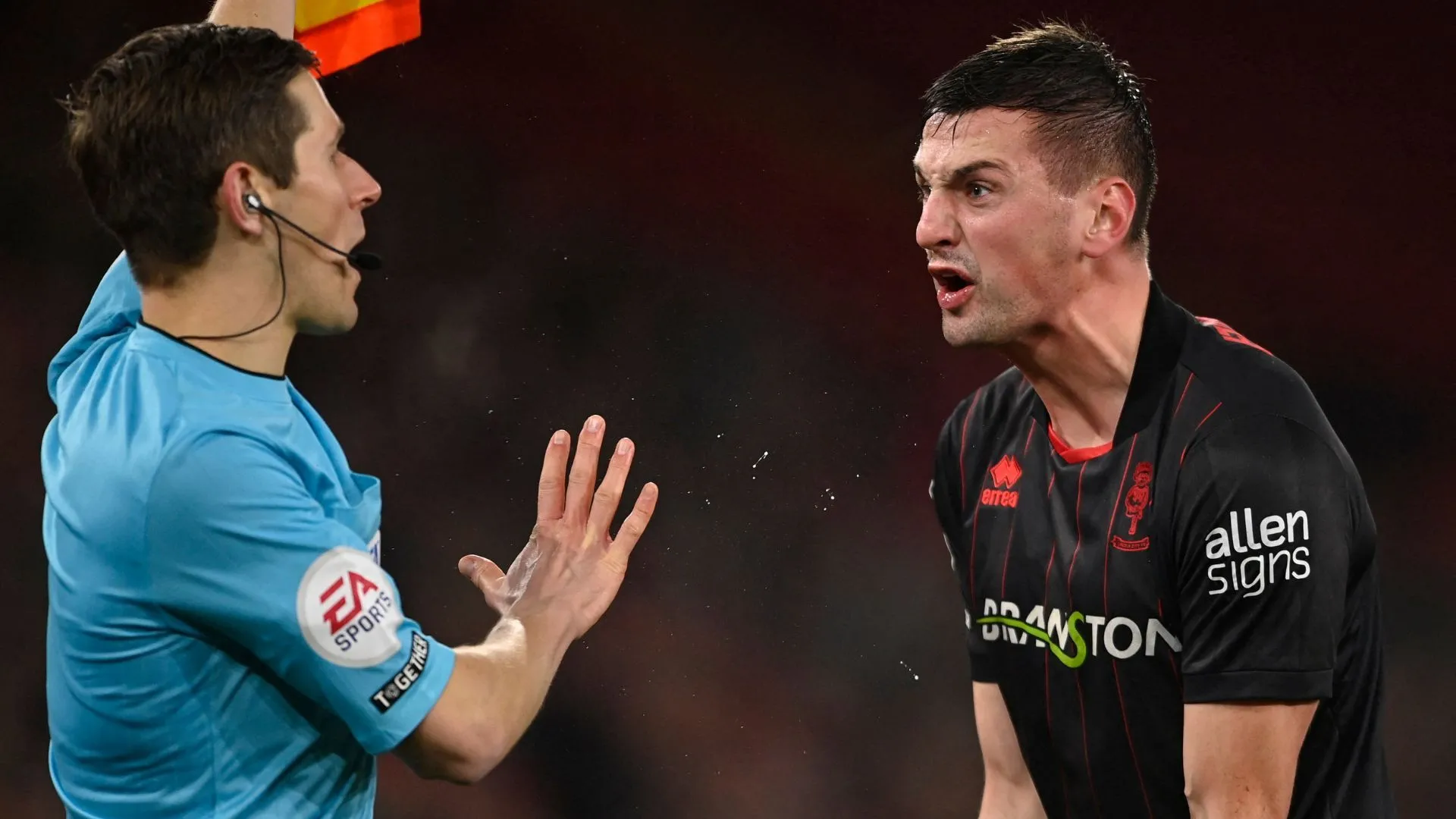 Paudie O'Connor trong màu áo Lincoln City đối đầu Southampton tại Carabao Cup