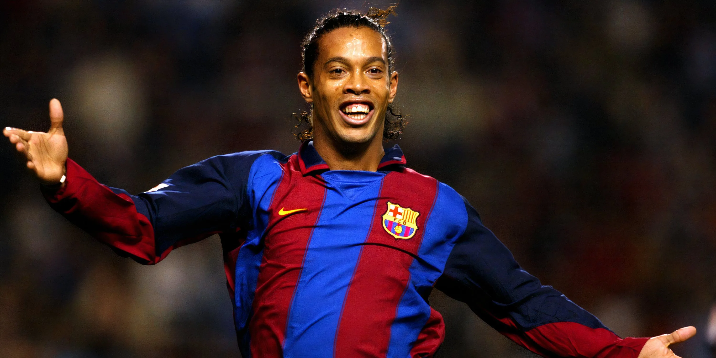 Ronaldinho ăn mừng bàn thắng trong màu áo Barcelona tại La Liga