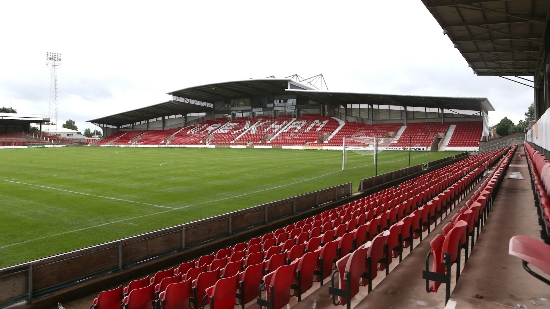 Sân Racecourse Ground của Wrexham, đội bóng đầy tham vọng có thể chiêu mộ Rubin Colwill.