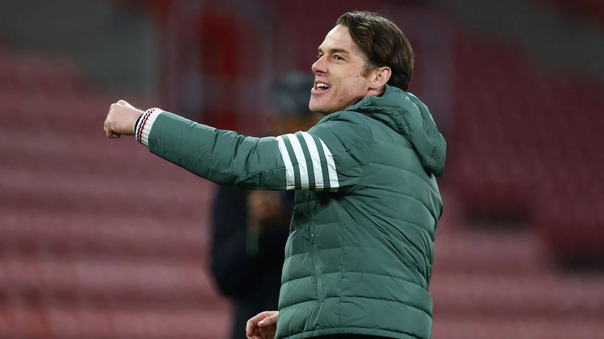 Scott Parker ăn mừng chiến thắng cùng Burnley, thể hiện sự gắn kết với đội bóng.