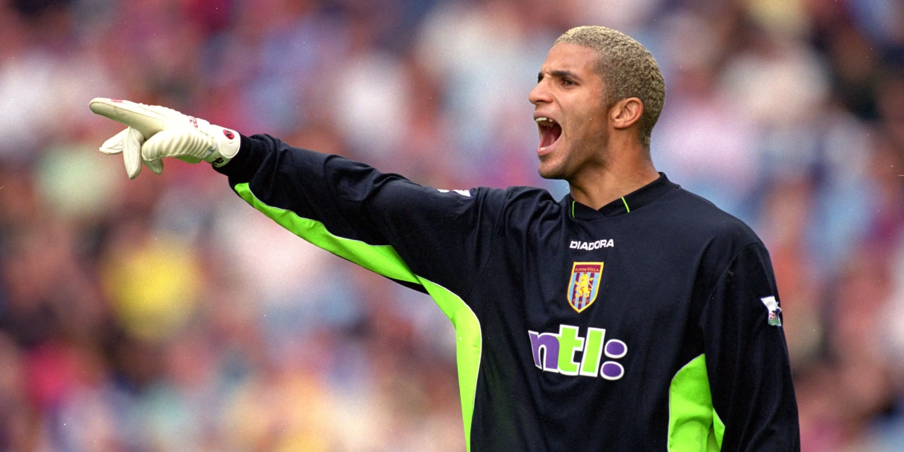Thủ môn David James trong màu áo đội tuyển Anh đang bắt bóng.