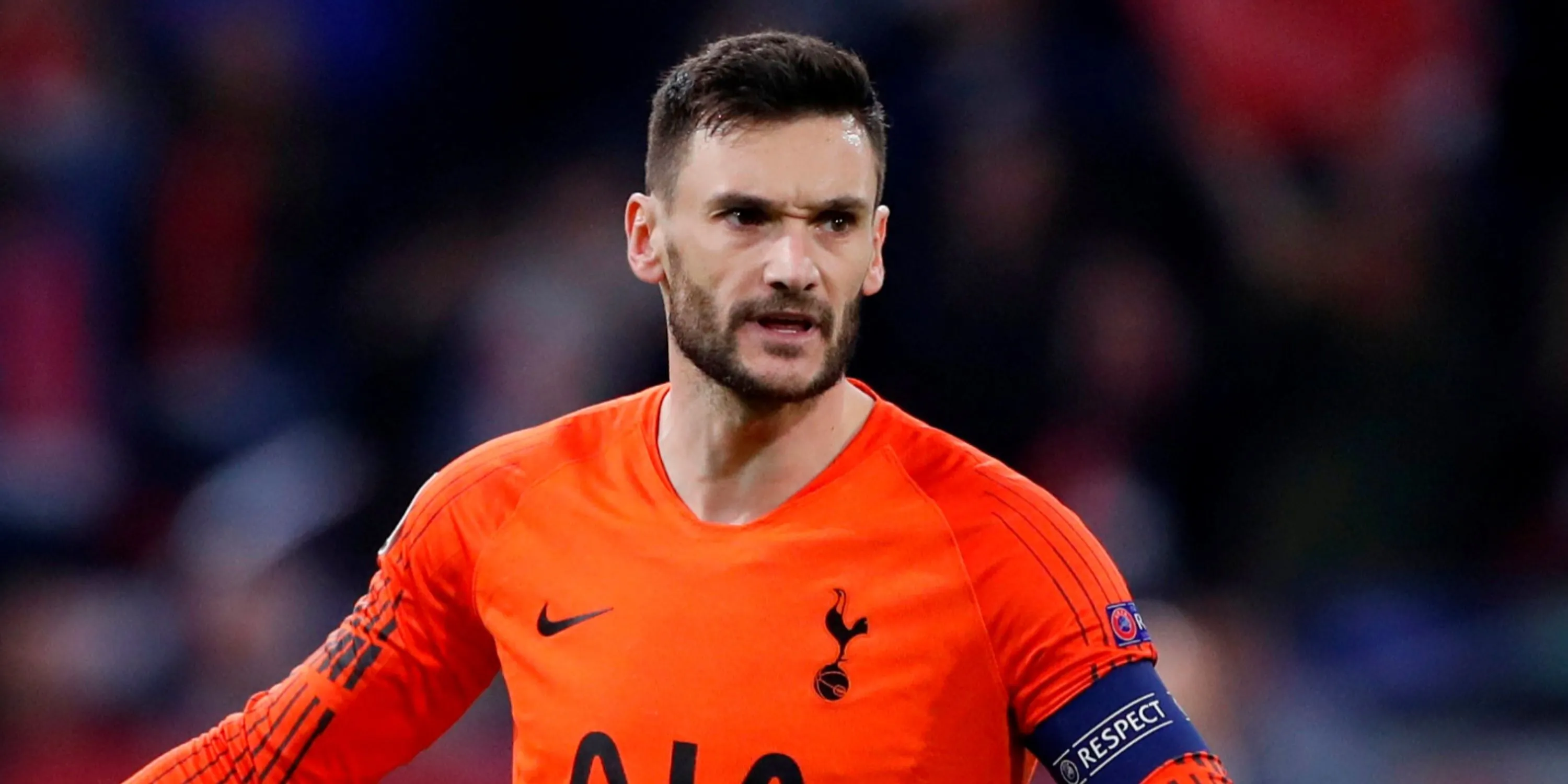 Thủ môn Hugo Lloris của Tottenham Hotspur đang thực hiện một pha ném bóng phát động tấn công.