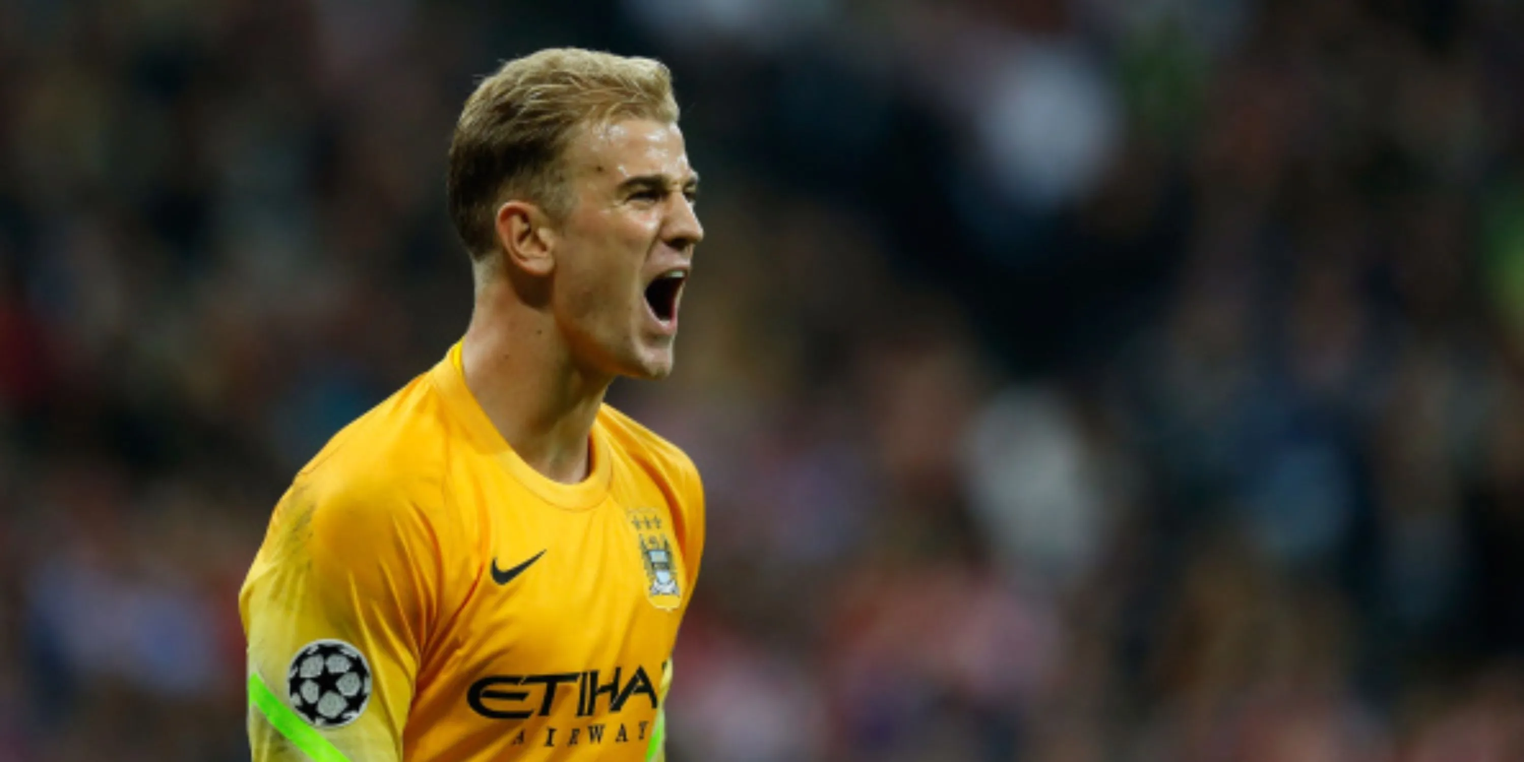 Thủ môn Joe Hart của Manchester City đang hô hào và chỉ đạo đồng đội.