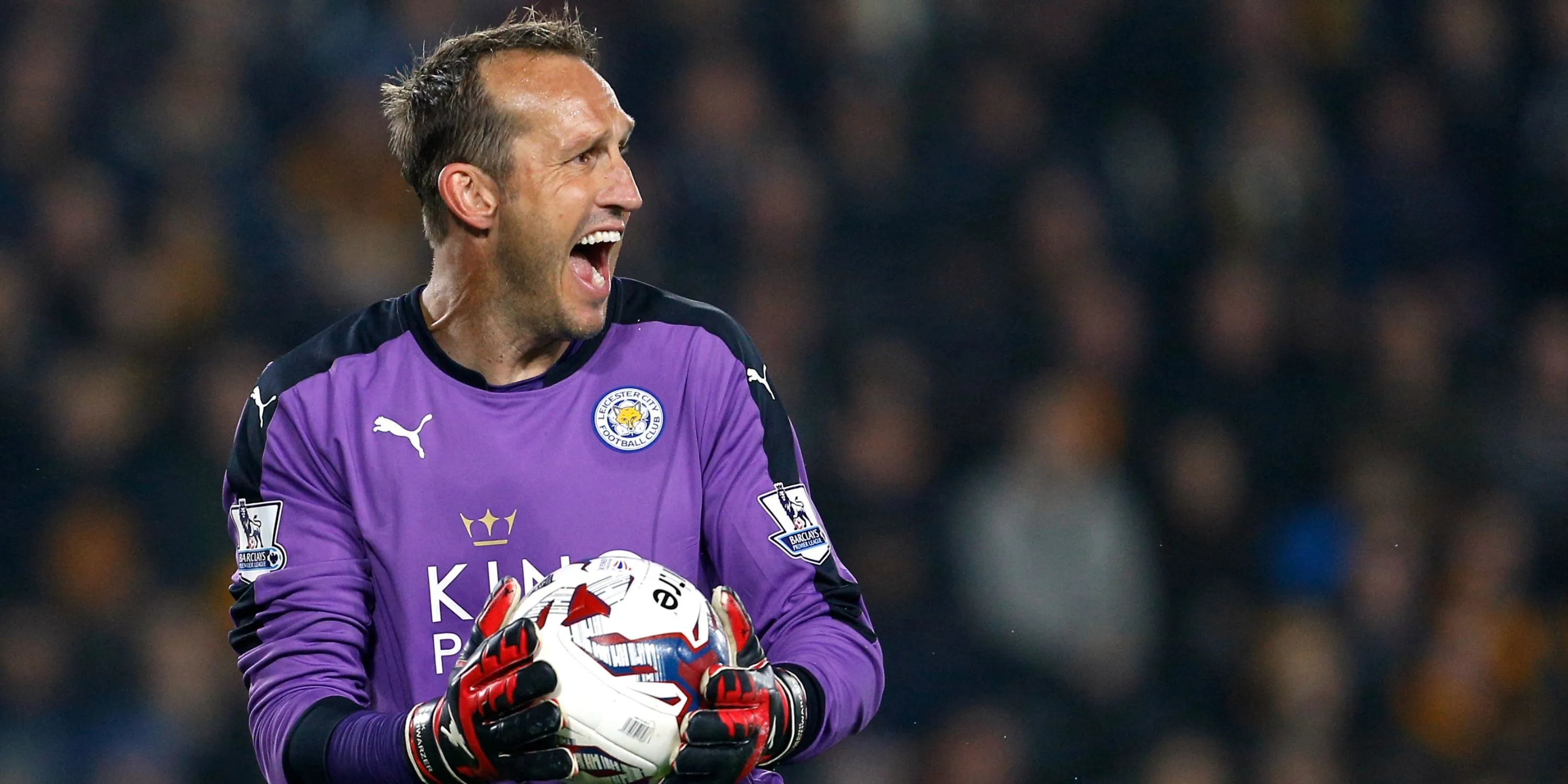 Thủ môn Mark Schwarzer của Fulham đang hô hào và chỉ đạo các hậu vệ.