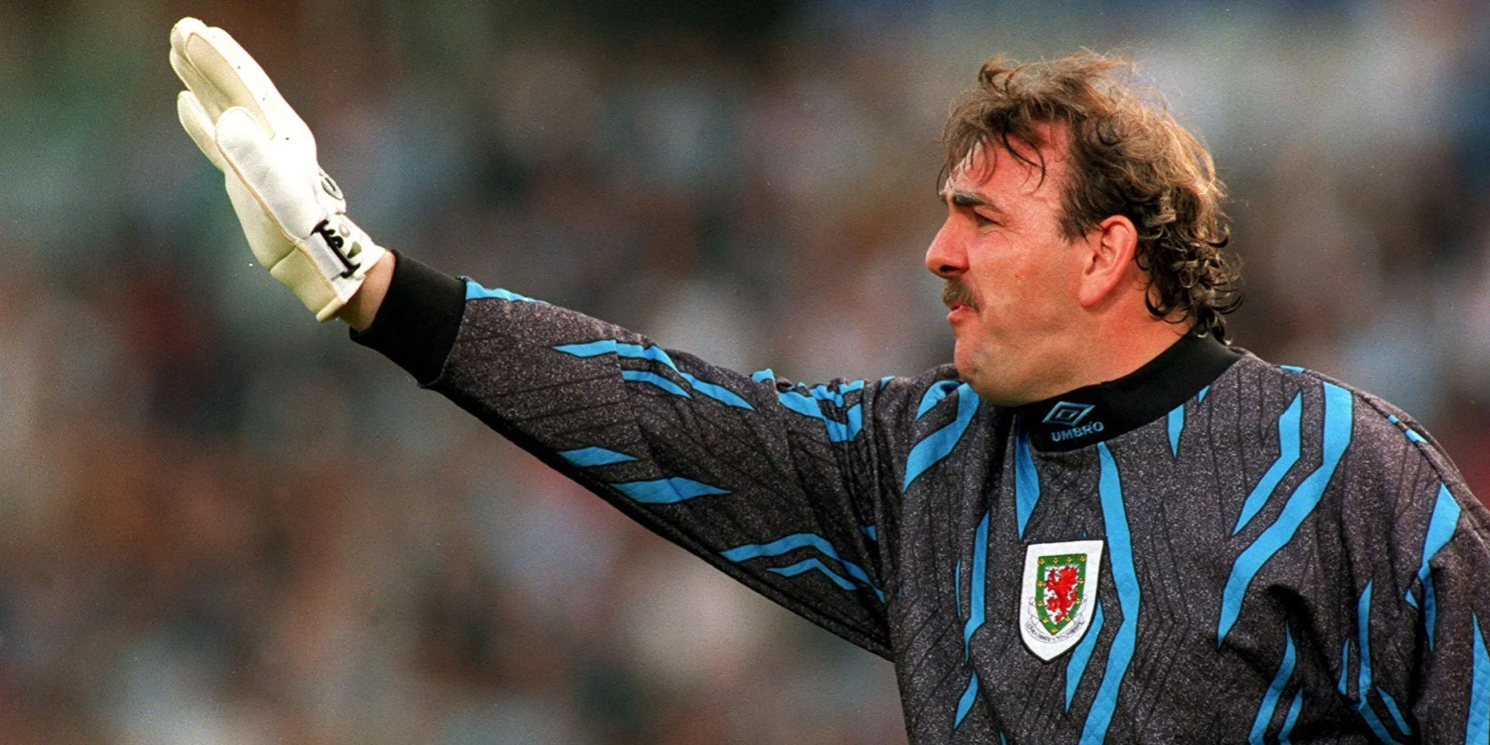 Thủ môn Neville Southall của Everton đang hô hào chỉ đạo các đồng đội.