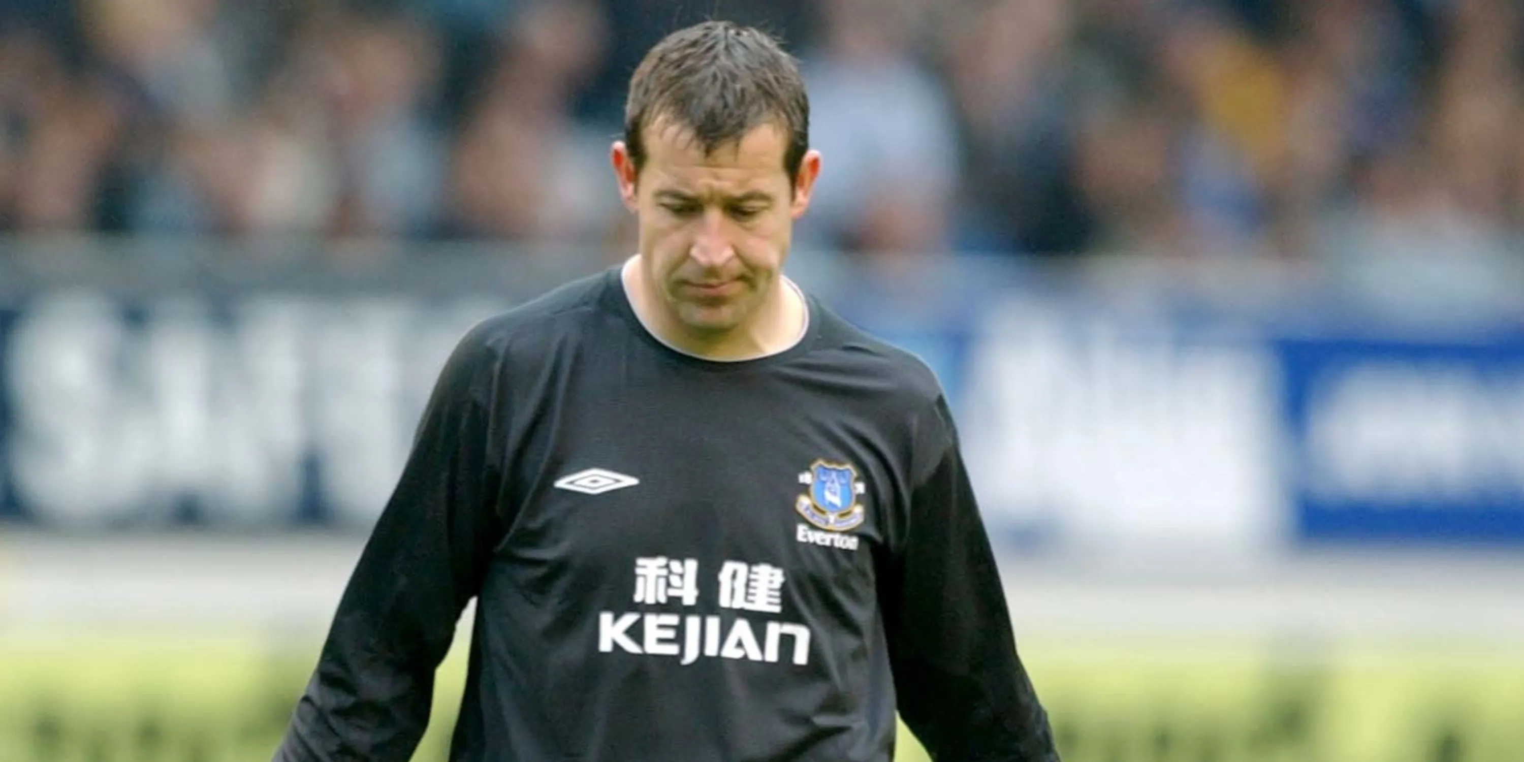 Thủ môn Nigel Martyn trong màu áo Leeds United đang thực hiện một pha cứu thua.