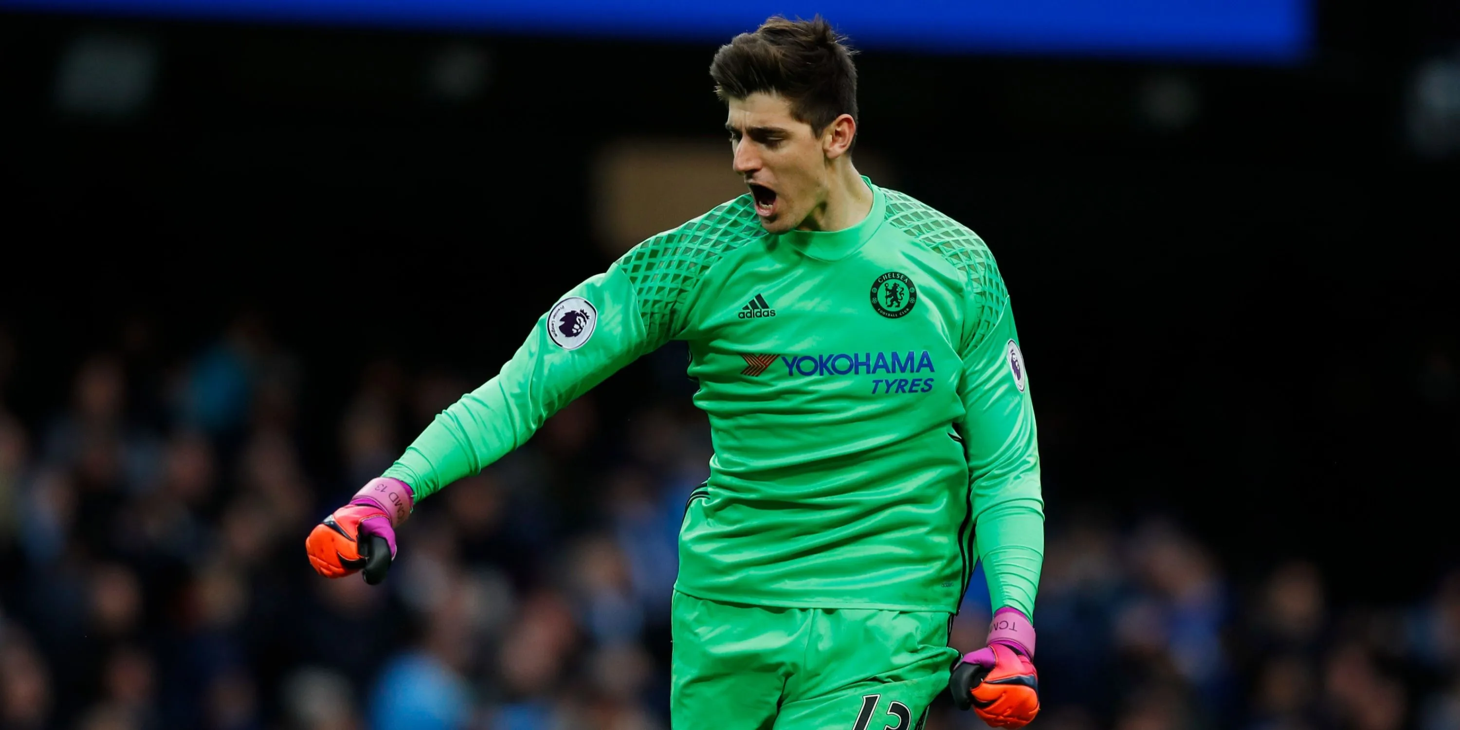 Thủ môn Thibaut Courtois trong màu áo Chelsea đang chuẩn bị cho một pha phát bóng lên.