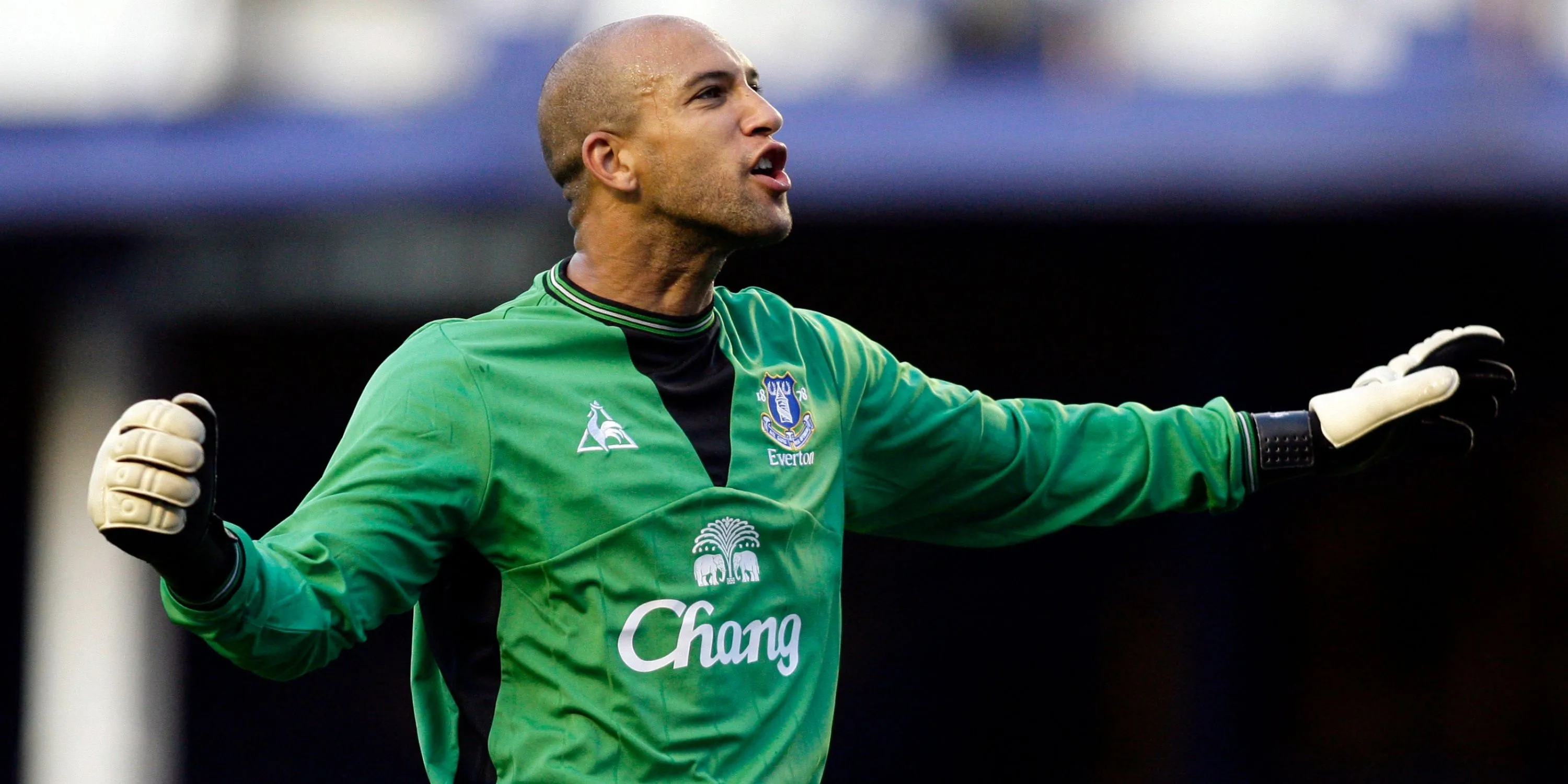 Thủ môn Tim Howard của Everton đang ra hiệu cho người hâm mộ sau một trận đấu.