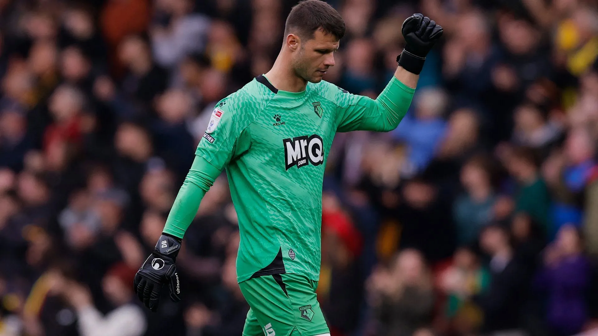 Thủ thành Daniel Bachmann của Watford nỗ lực cản phá trong khung gỗ