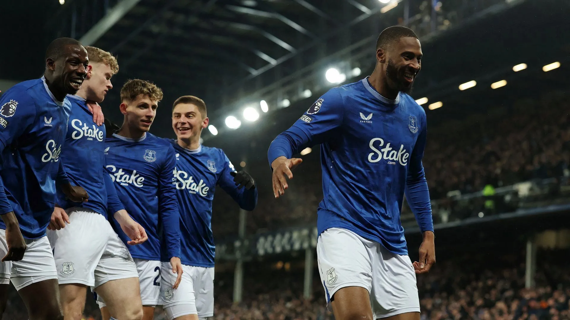 Tiền đạo Beto ăn mừng bàn thắng cho Everton, mục tiêu tiềm năng của Leeds United.