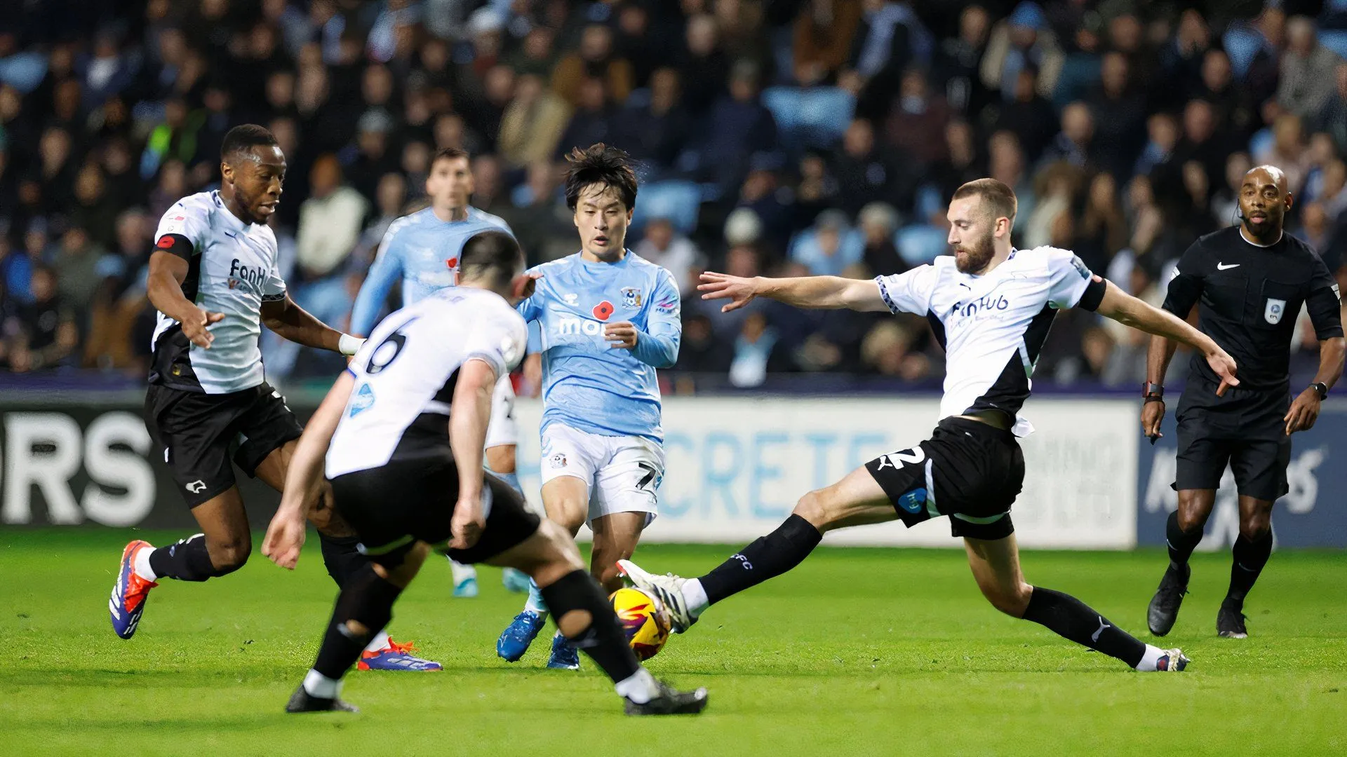 Tiền vệ Ebou Adams của Derby County (giữa) trong pha tranh chấp với Tatsuhiro Sakamoto, có sự hỗ trợ của Nathaniel Phillips