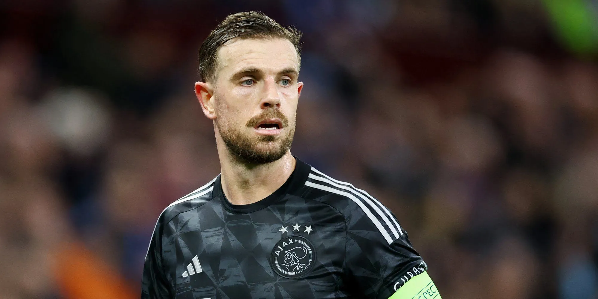 Tiền vệ Jordan Henderson trong màu áo Ajax Amsterdam ở mùa giải 2024/2025, chứng kiến đội nhà sụp đổ trong cuộc đua vô địch Eredivisie