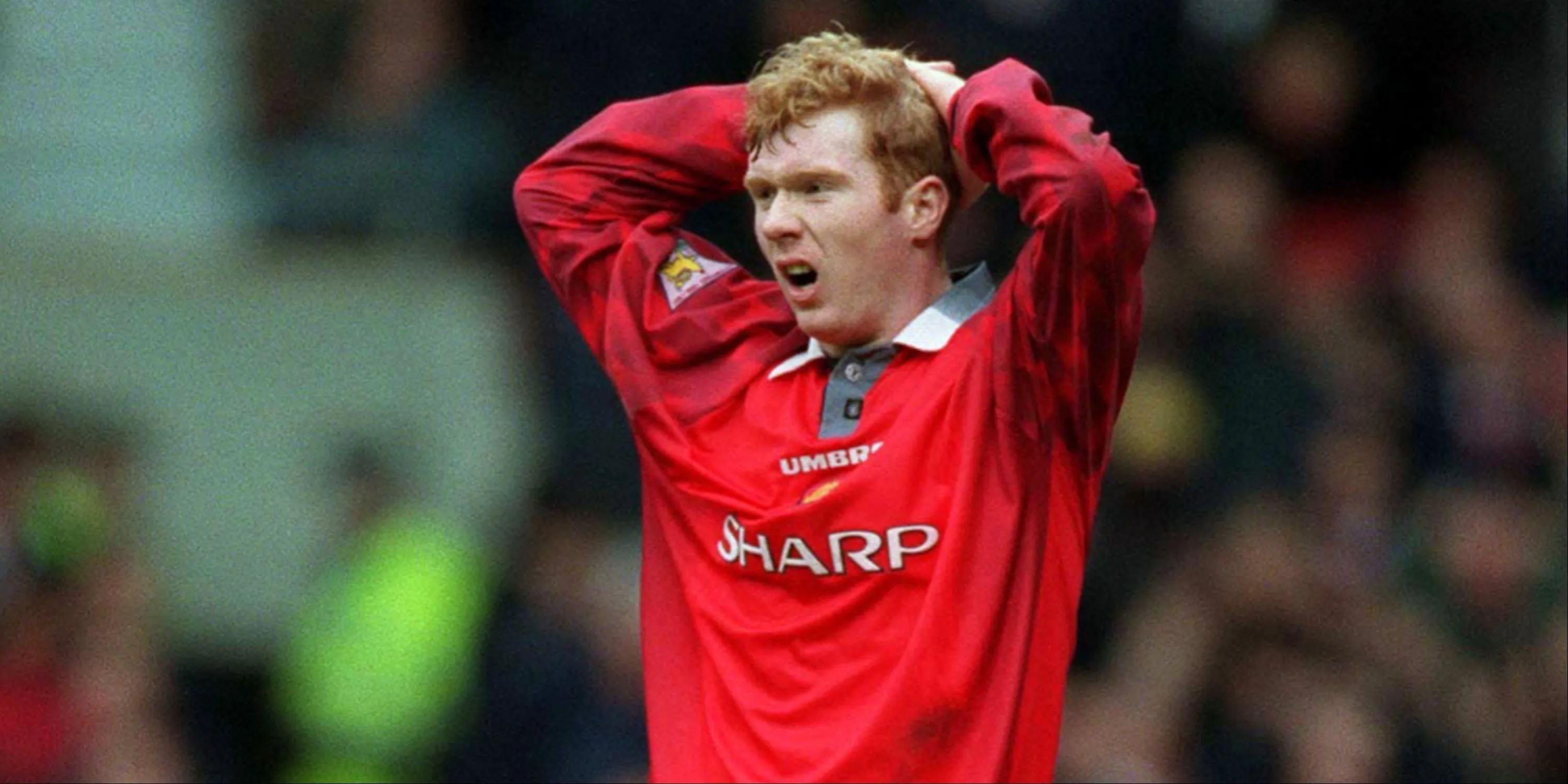 Tiền vệ Paul Scholes thi đấu cho Manchester United trong mùa giải 1997/98, khi Quỷ Đỏ để mất chức vô địch vào tay Arsenal