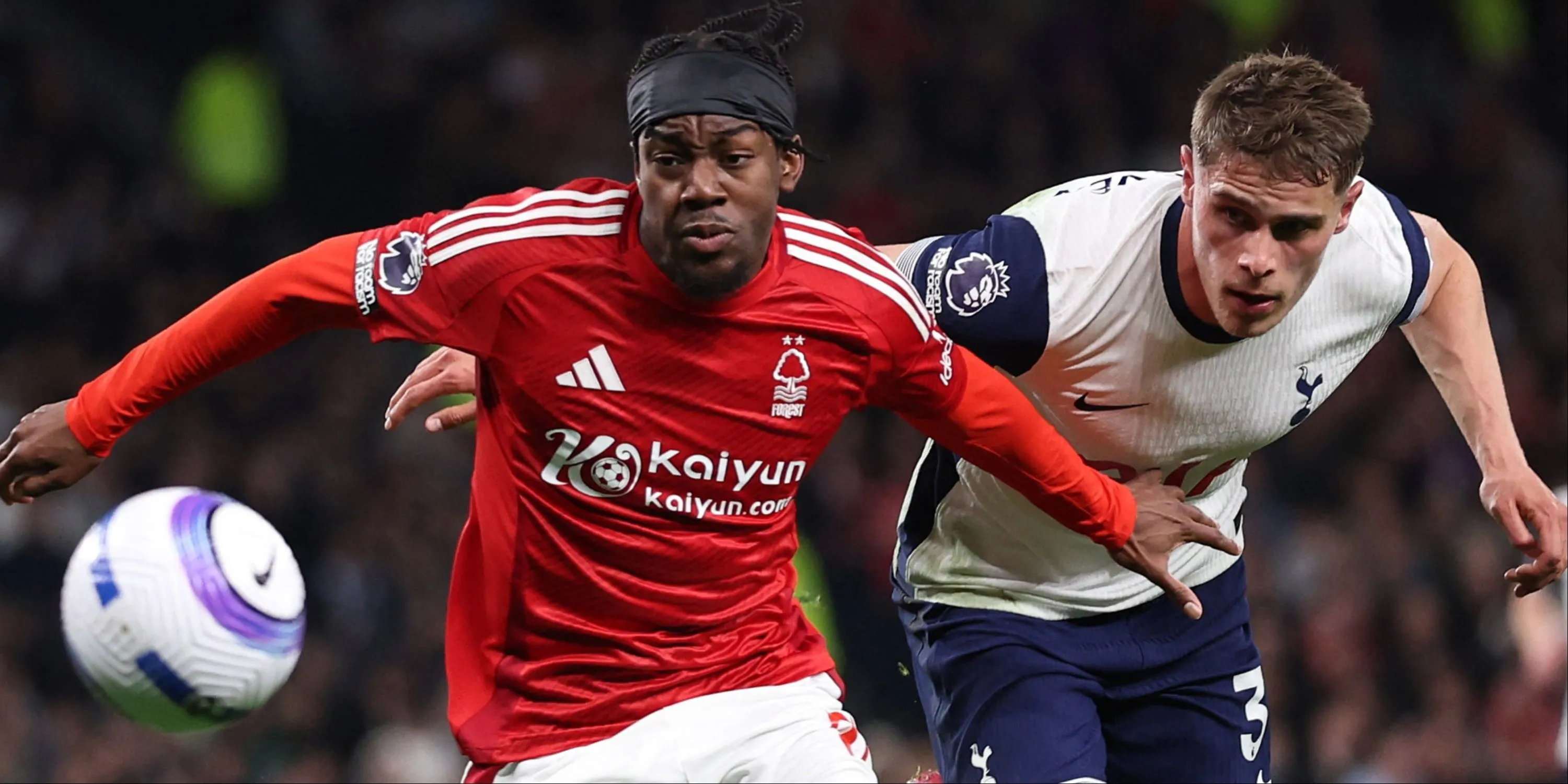 Anthony Elanga đối đầu với Micky van de Ven của Tottenham
