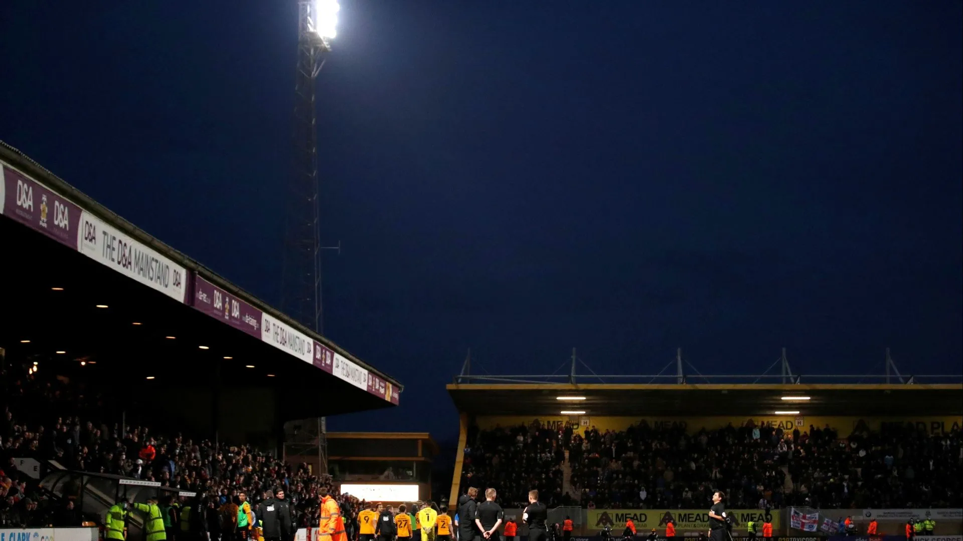 Cầu thủ Cambridge United trong trận đấu, đối lập với mô tả 'chiến thuật' của AI sau mùa giải xuống hạng từ League One.