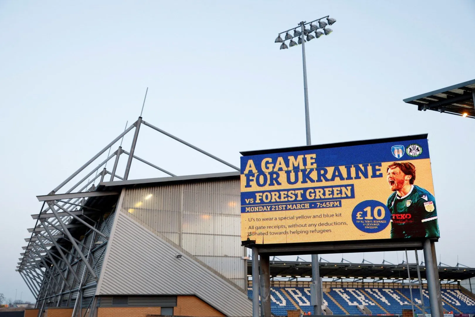 Cầu thủ Colchester United trong thi đấu, phản ánh phong độ thất thường của đội bóng này suốt 10 mùa ở League Two.