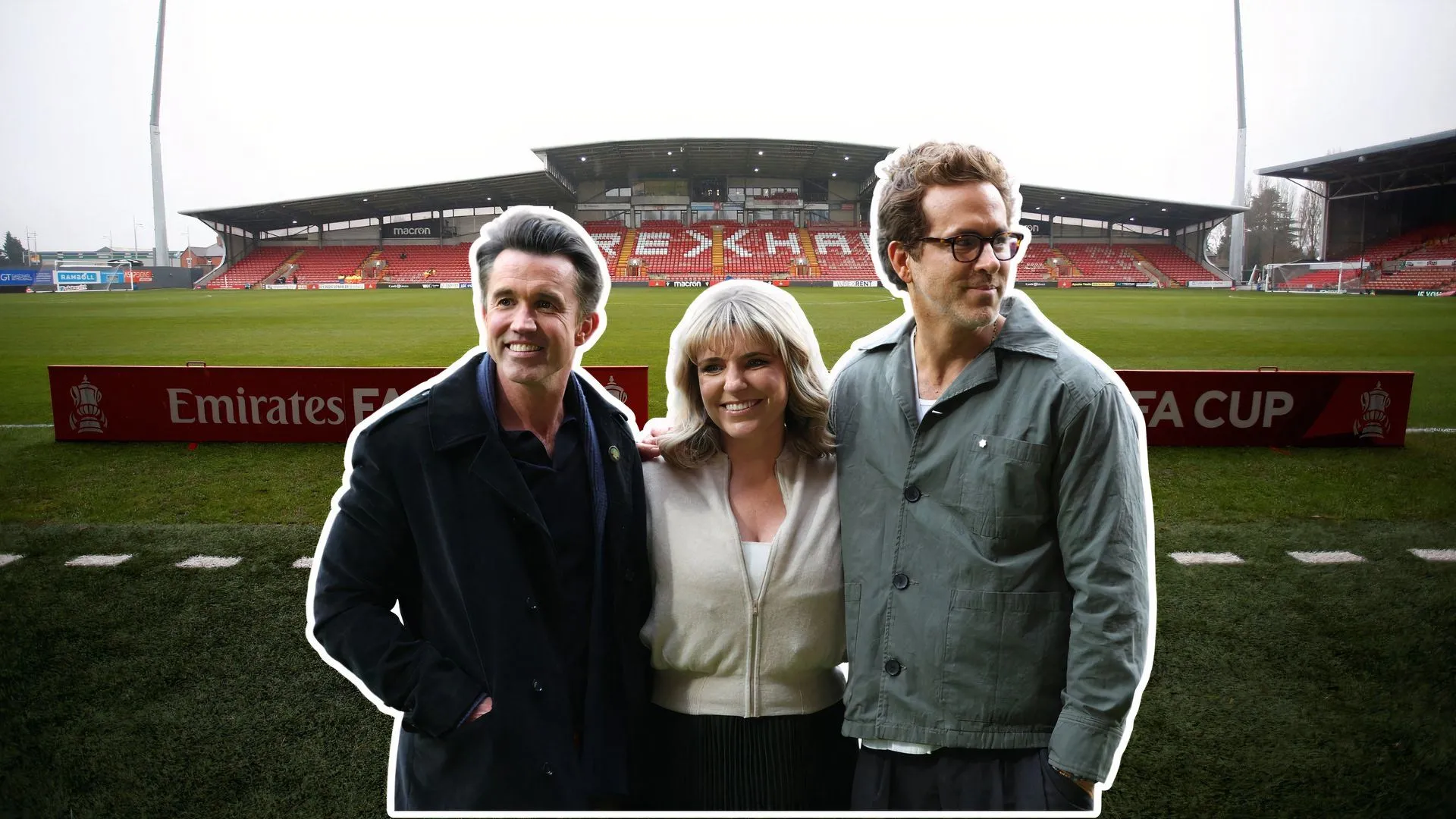 Chủ sở hữu Ryan Reynolds và Rob McElhenny theo dõi trận đấu của Wrexham