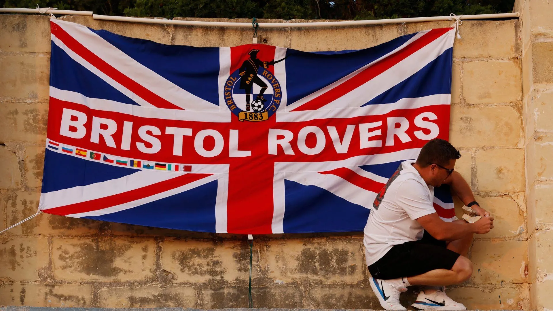 Cờ hiệu của Bristol Rovers tung bay, biểu tượng cho một mùa giải khó lường ở League Two sau khi xuống hạng.
