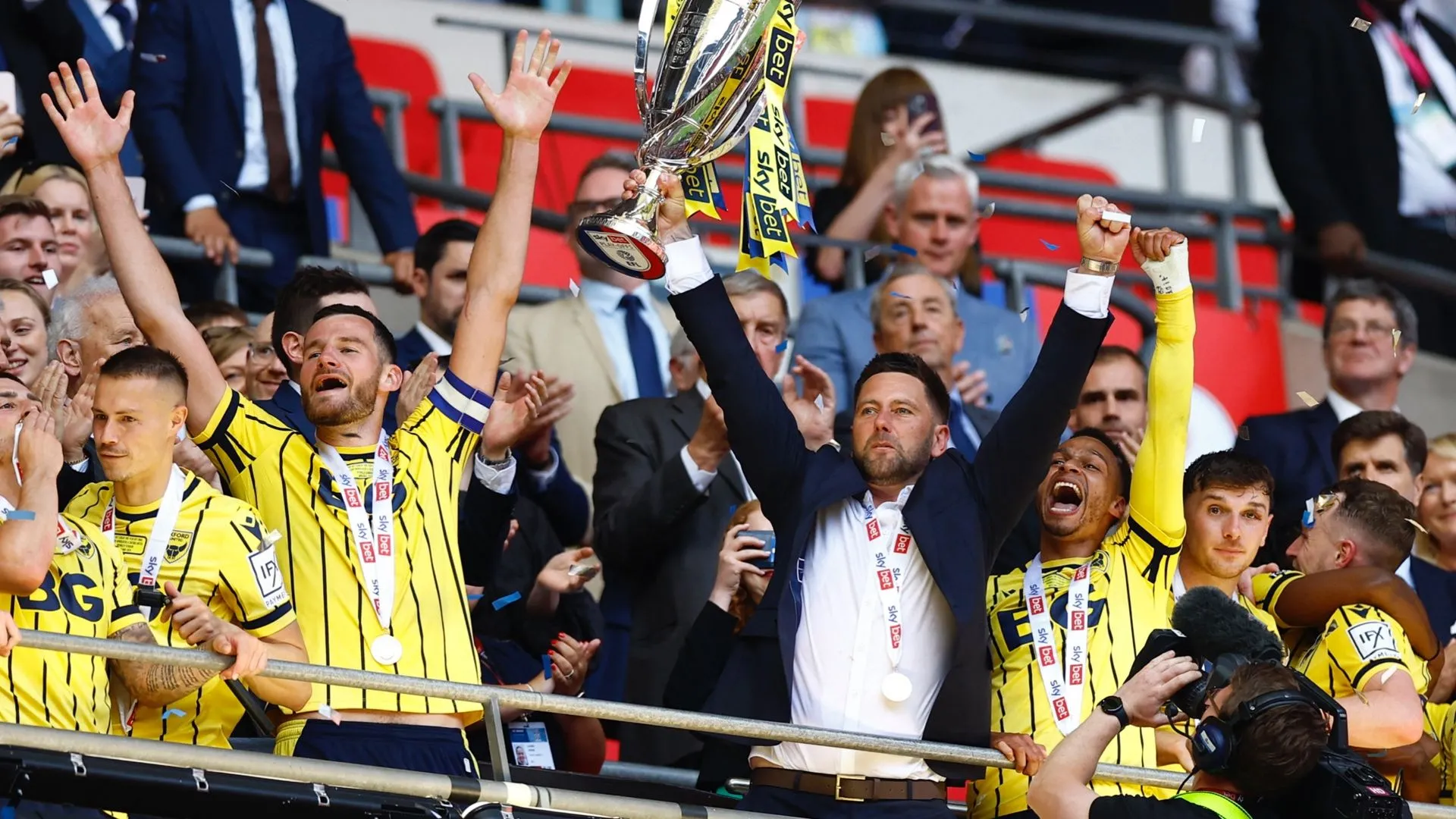 Des Buckingham trong thời gian dẫn dắt câu lạc bộ Oxford United thăng hạng League One