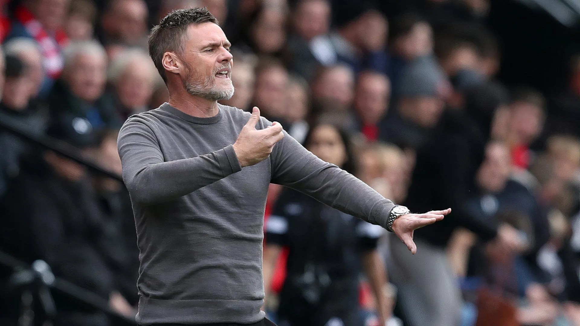 HLV Graham Alexander của Bradford City trên sân