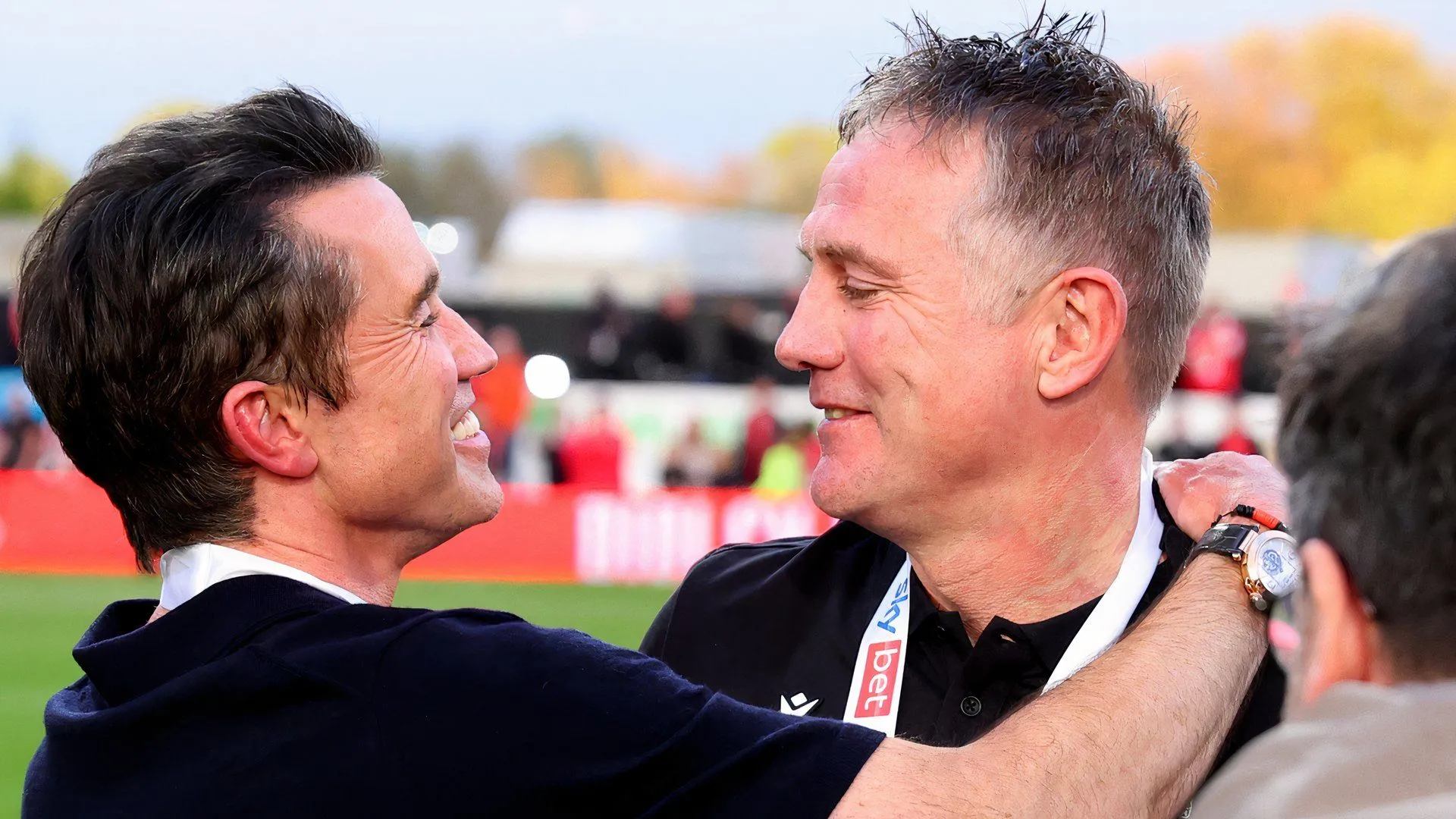 HLV Phil Parkinson ăn mừng cùng Wrexham sau khi giành quyền thăng hạng Championship