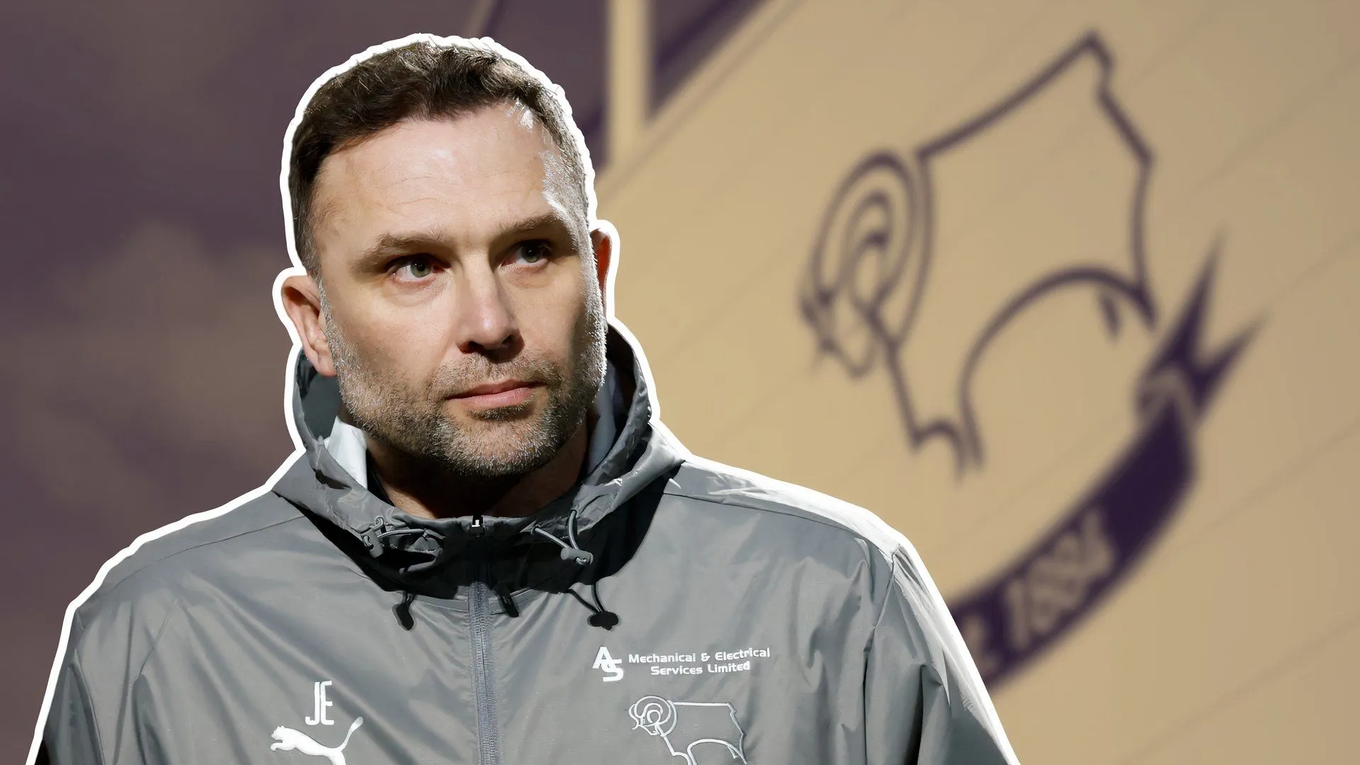 Huấn luyện viên John Eustace trên sân tập của Derby County