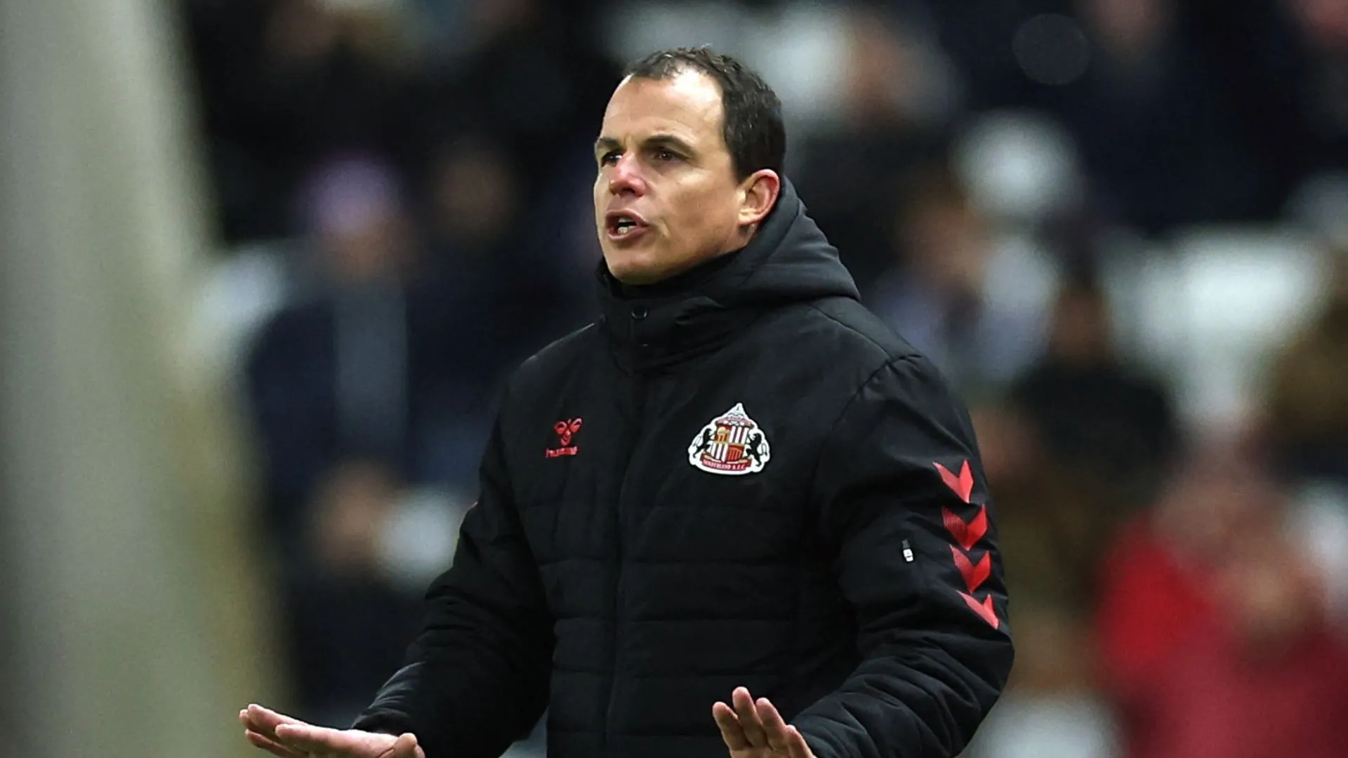 Huấn luyện viên Régis Le Bris chỉ đạo tại trận đấu của Sunderland