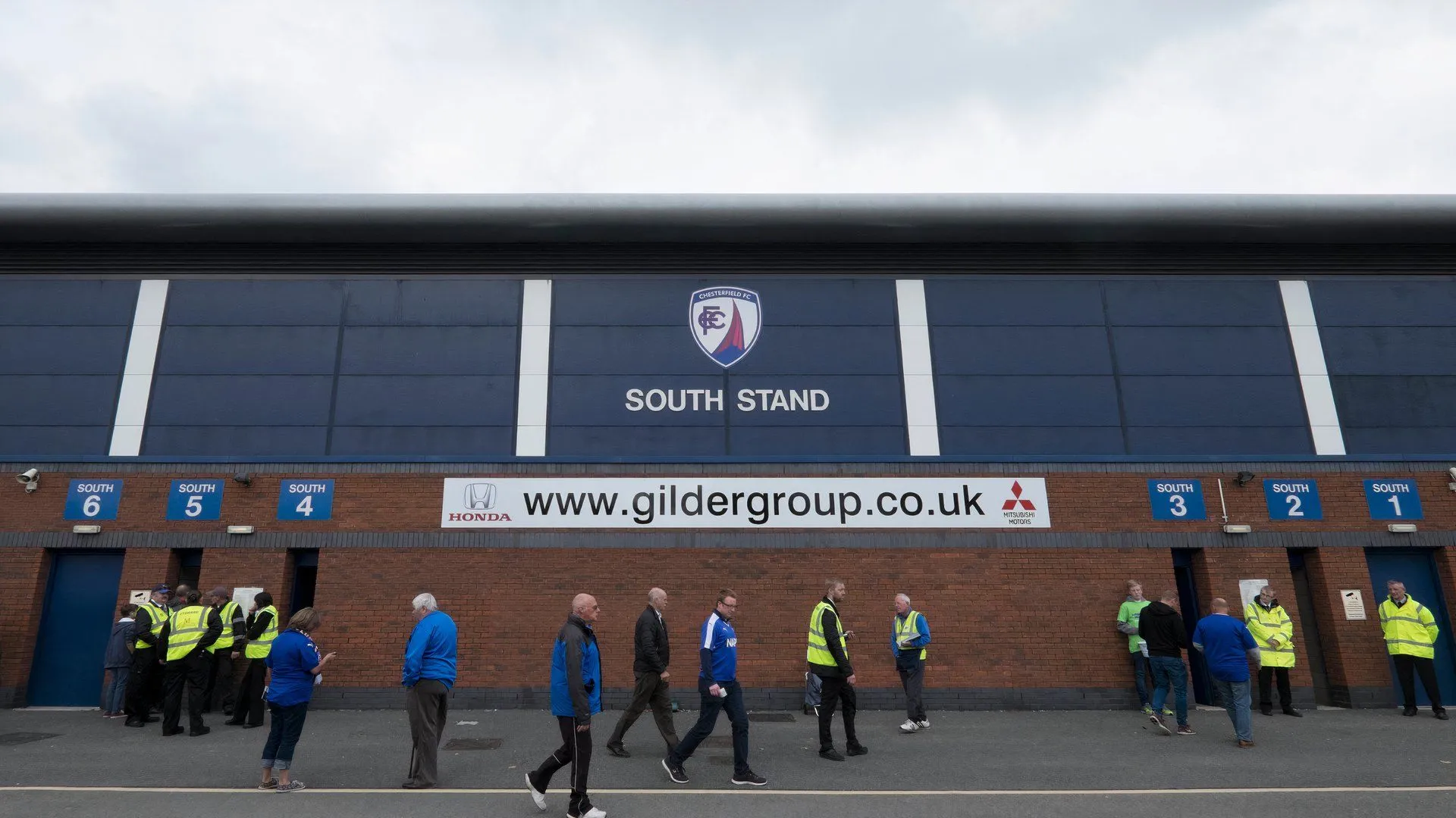 Logo của Chesterfield FC, biểu tượng cho sự hồi sinh mạnh mẽ của đội bóng này khi vươn tới play-off League Two.