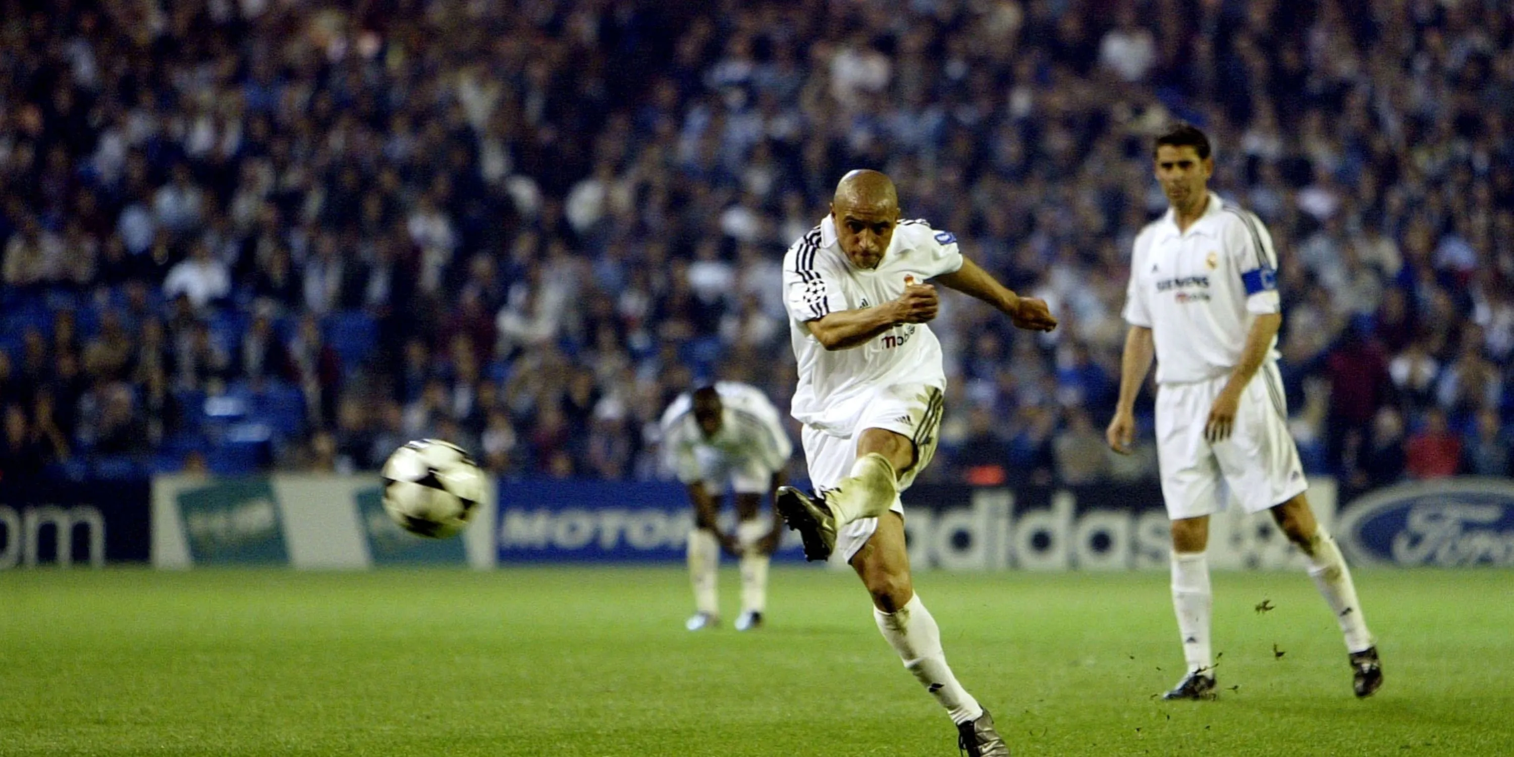 Roberto Carlos, hậu vệ trái huyền thoại Real Madrid và Brazil, ngôi sao World Cup 2002