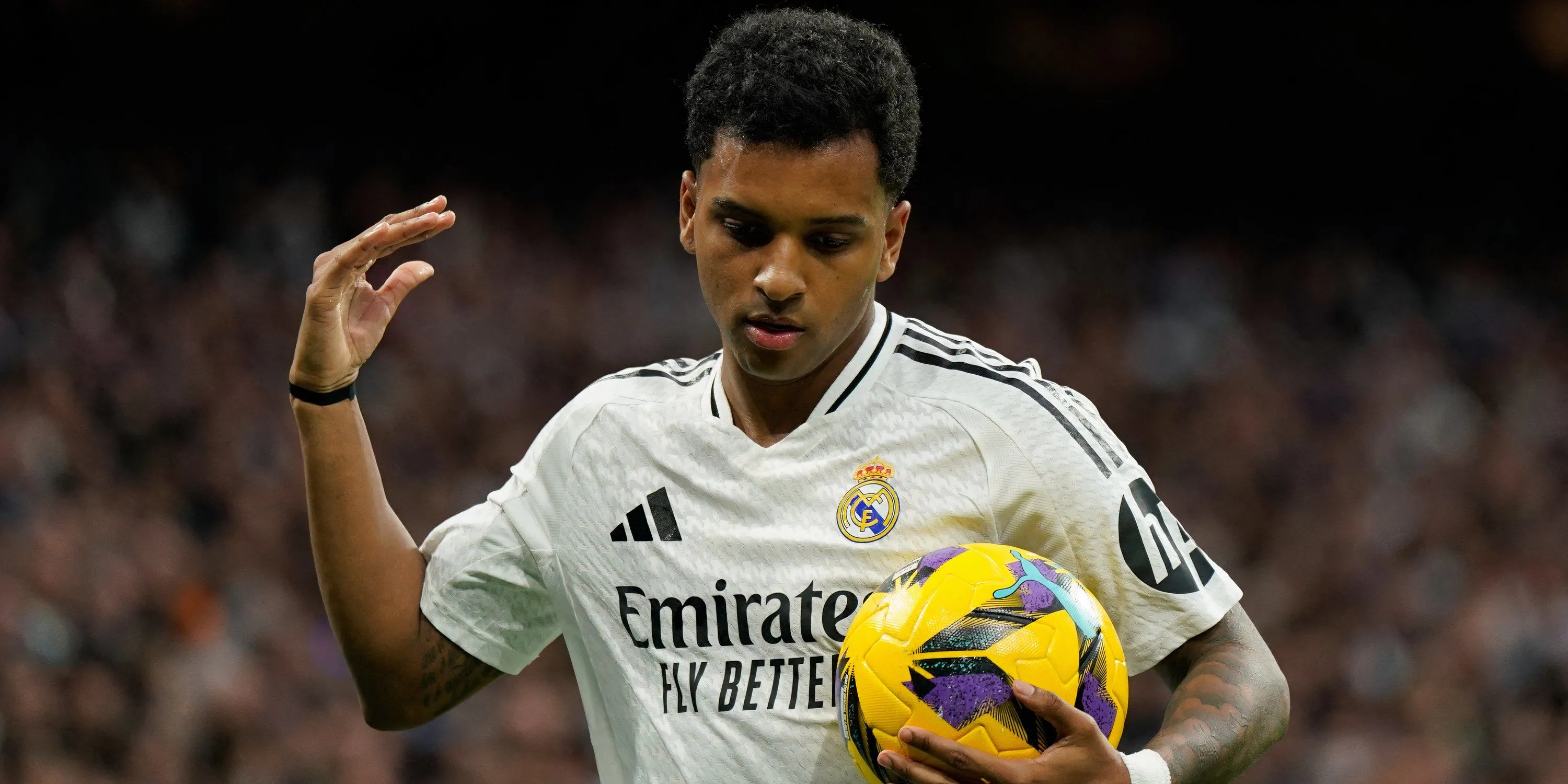Rodrygo ăn mừng bàn thắng cùng Real Madrid