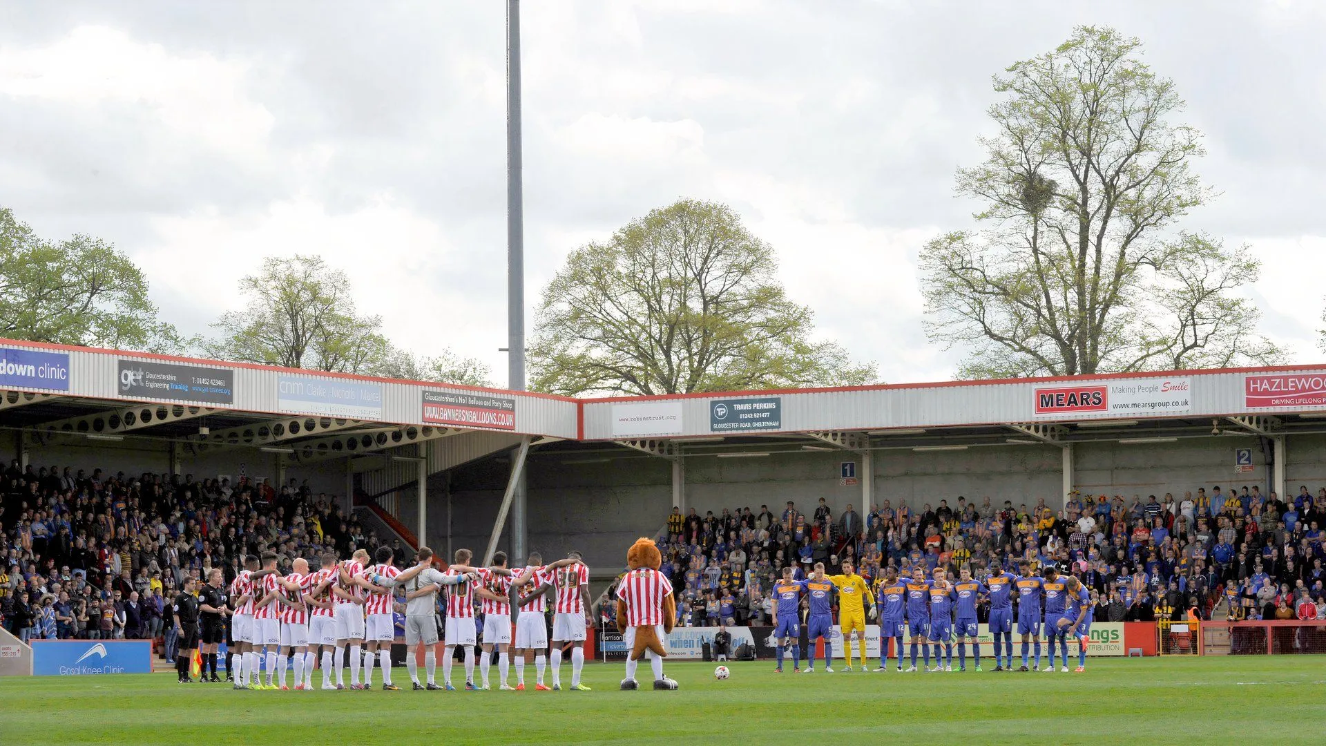 Sân Whaddon Road, sân nhà của Cheltenham Town, câu lạc bộ được AI mô tả 'có tổ chức' dù chưa thể thăng hạng trở lại League One.
