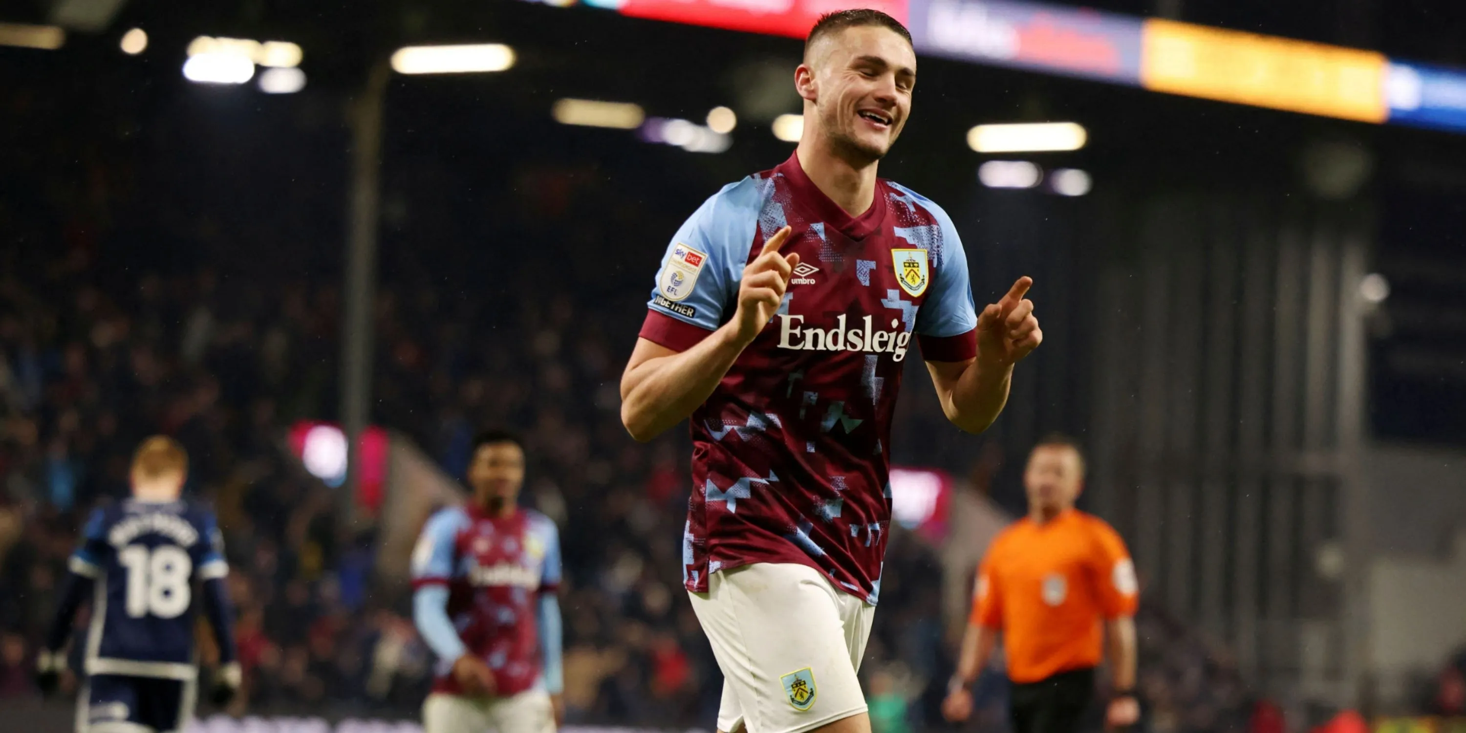 Taylor Harwood-Bellis trong trận đấu giữa Burnley và Leicester