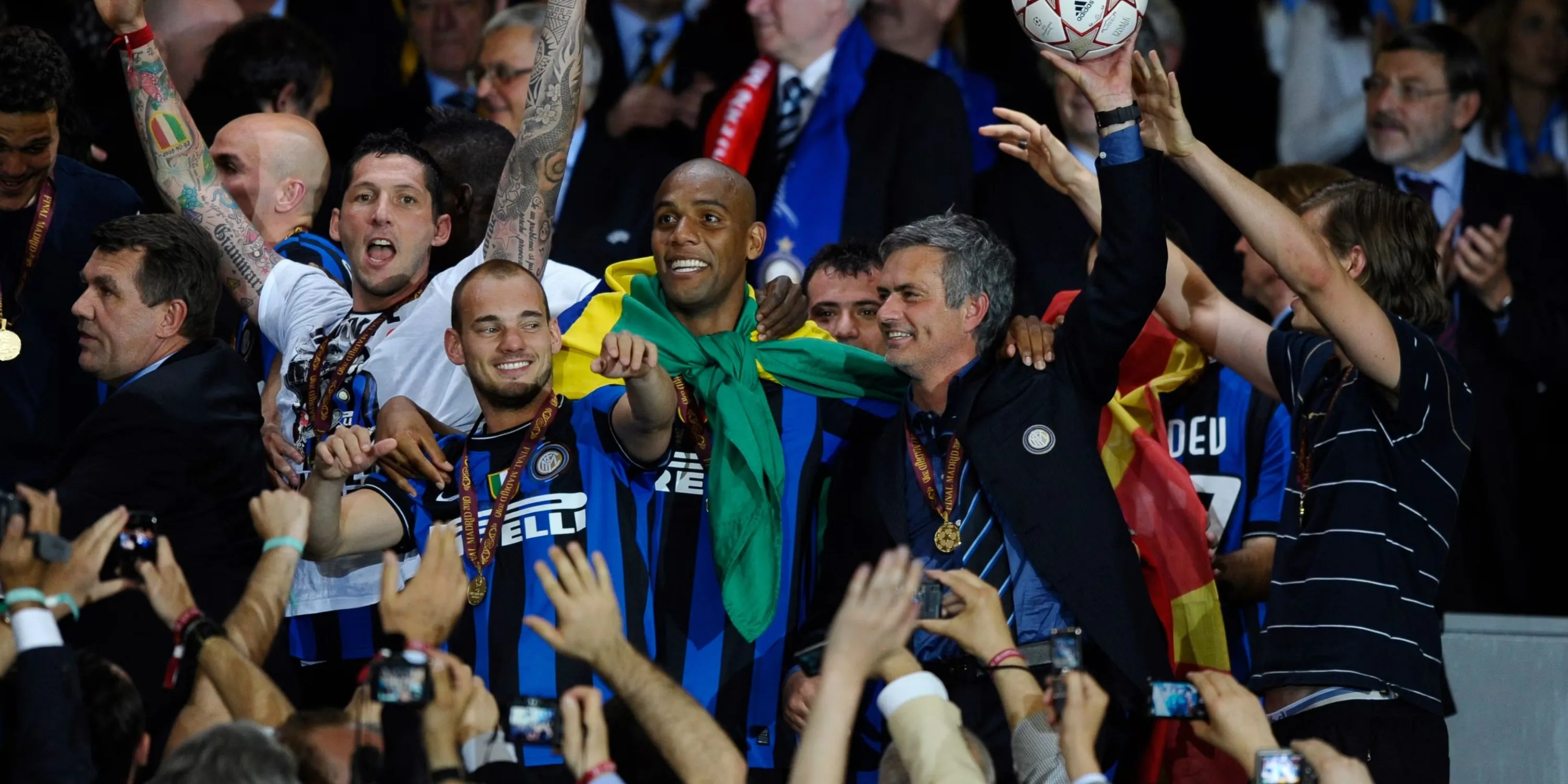 Wesley Sneijder ăn mừng cùng Jose Mourinho sau mùa giải giành cú ăn ba lịch sử với Inter Milan năm 2010