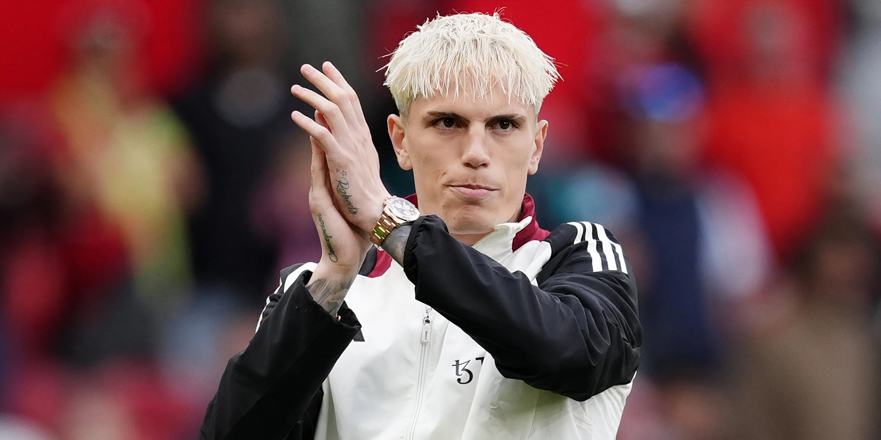 Alejandro Garnacho chào người hâm mộ Manchester United trong bối cảnh tương lai bất định
