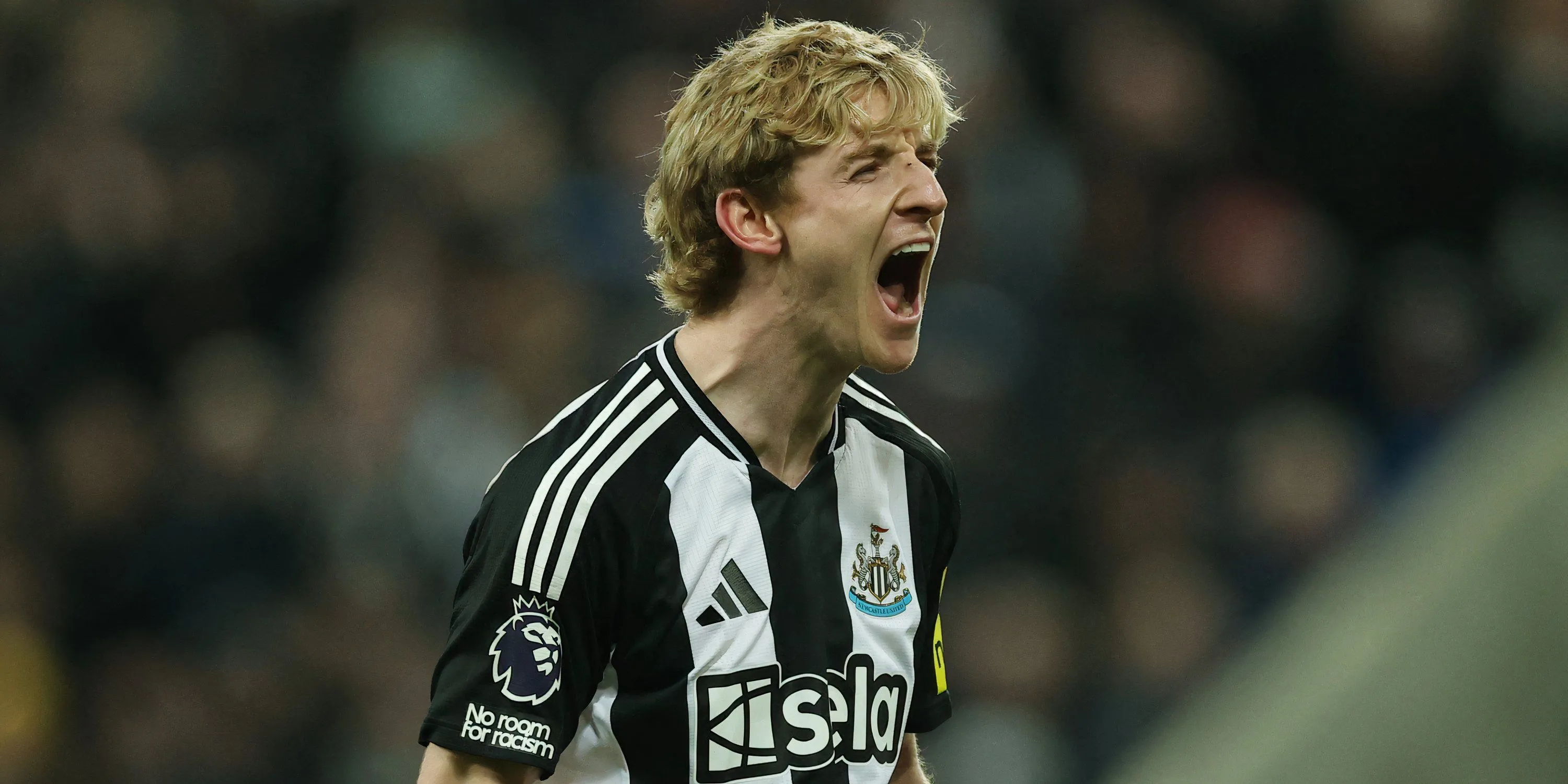 Anthony Gordon ăn mừng sau khi ghi bàn cho Newcastle United.