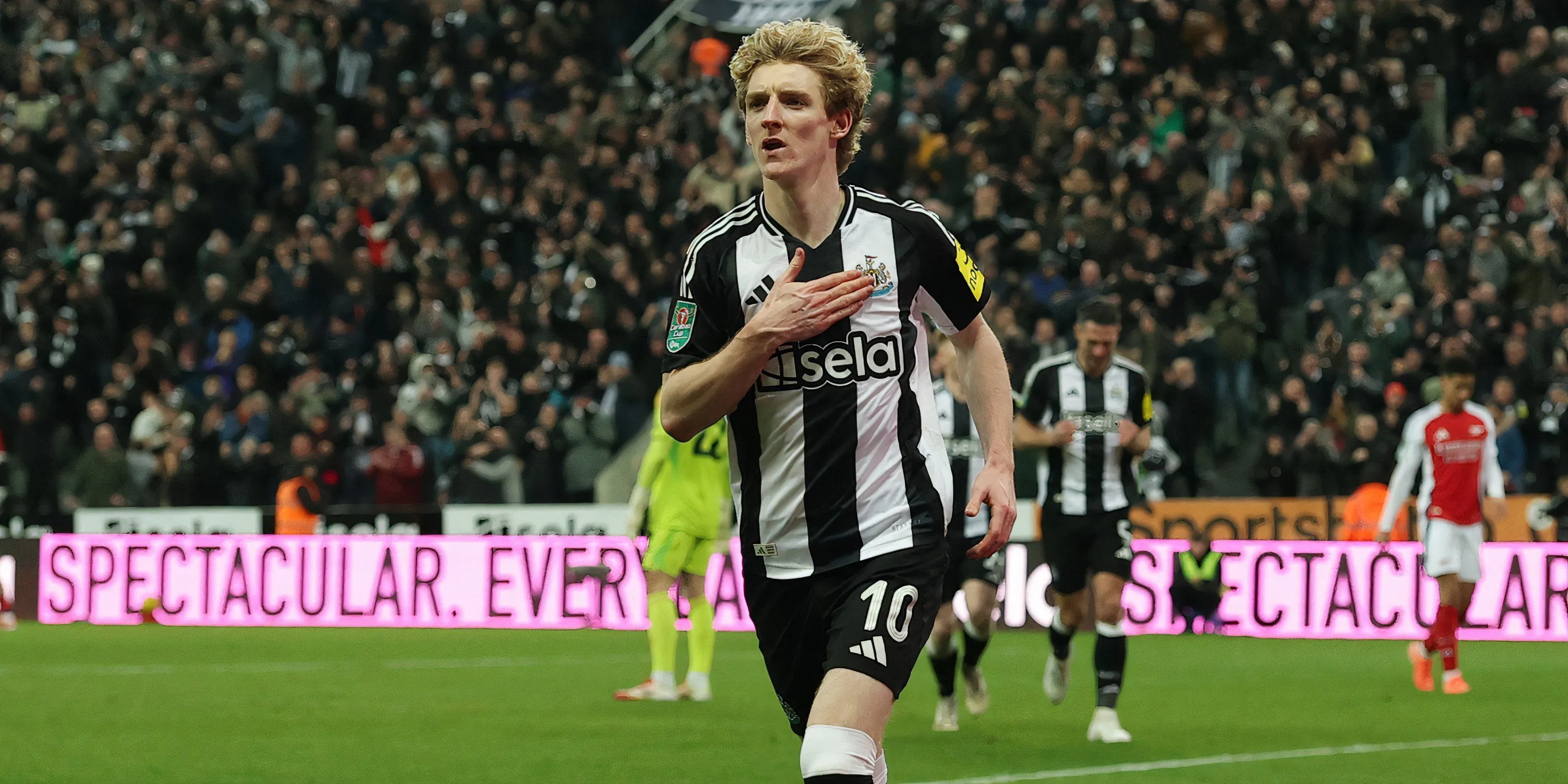 Anthony Gordon trong màu áo Newcastle United dưới sự chỉ đạo của HLV Eddie Howe.