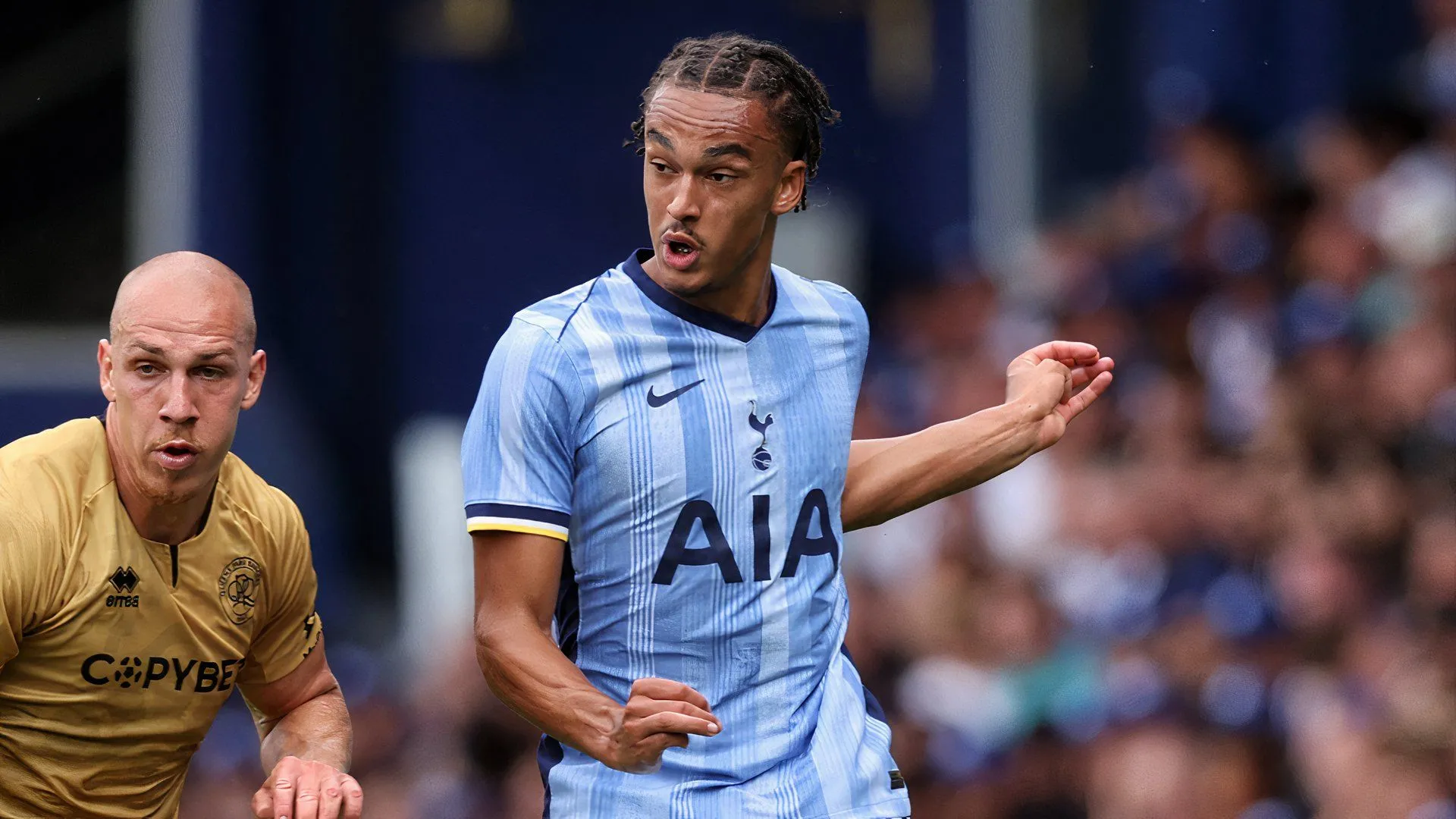 Ashley Phillips thi đấu cho Tottenham Hotspur trên sân cỏ Premier League