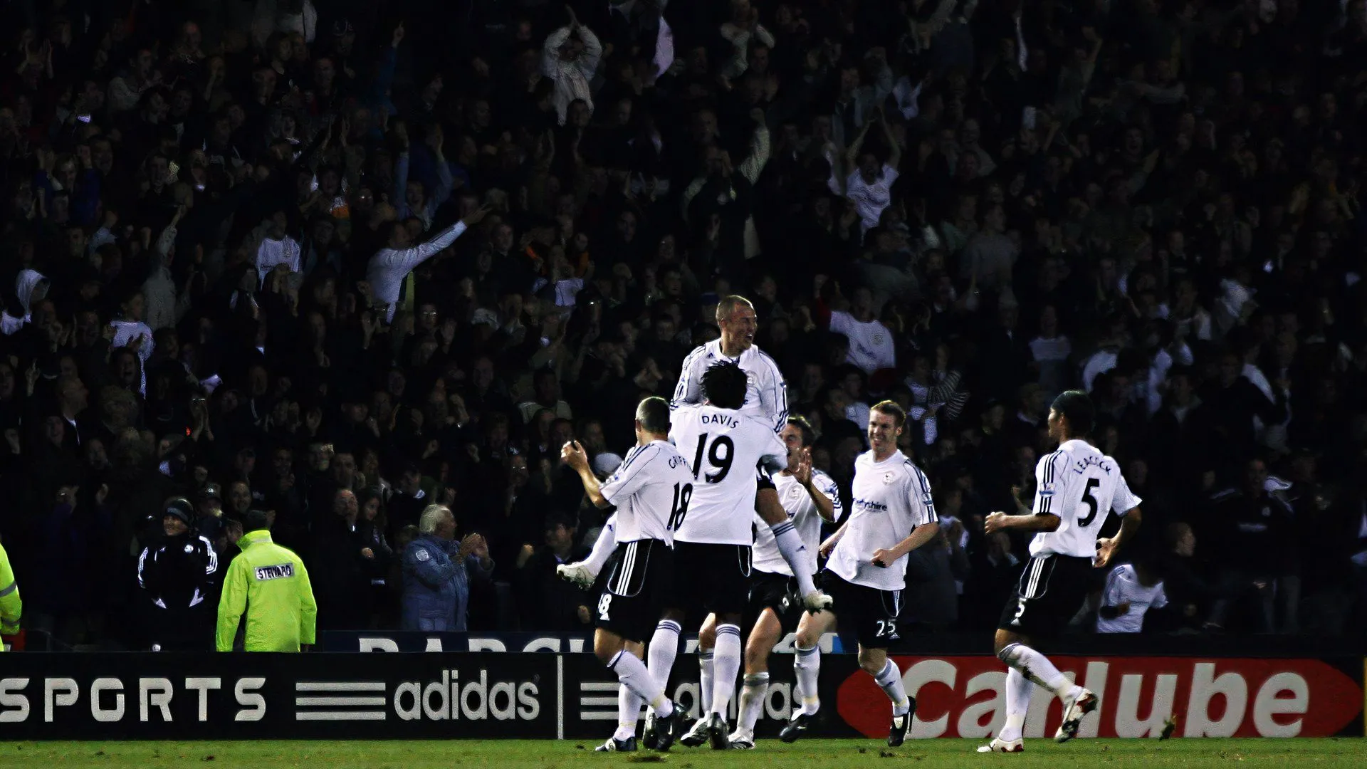 Các cầu thủ Derby County ăn mừng bàn thắng của Kenny Miller