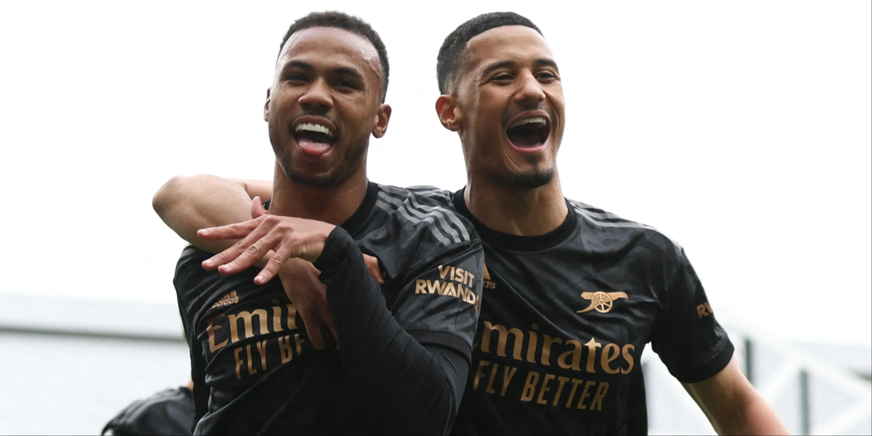 Cặp trung vệ William Saliba và Gabriel Magalhaes của Arsenal cùng nhau trên sân, minh họa cho sự khác biệt về mức lương dù là đối tác ăn ý.