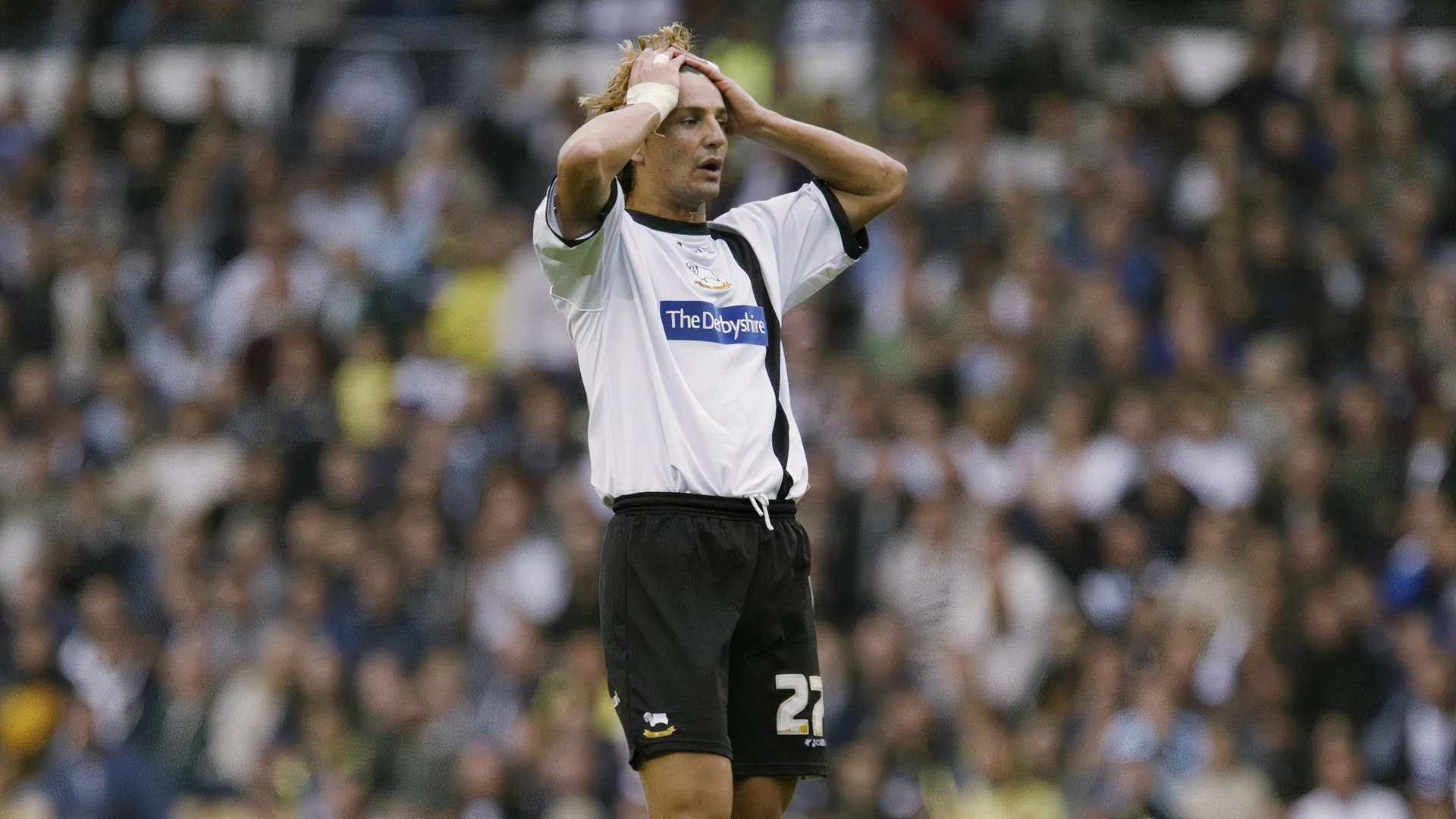 Cầu thủ Inigo Idiakez của Derby County trong trận đấu định mệnh