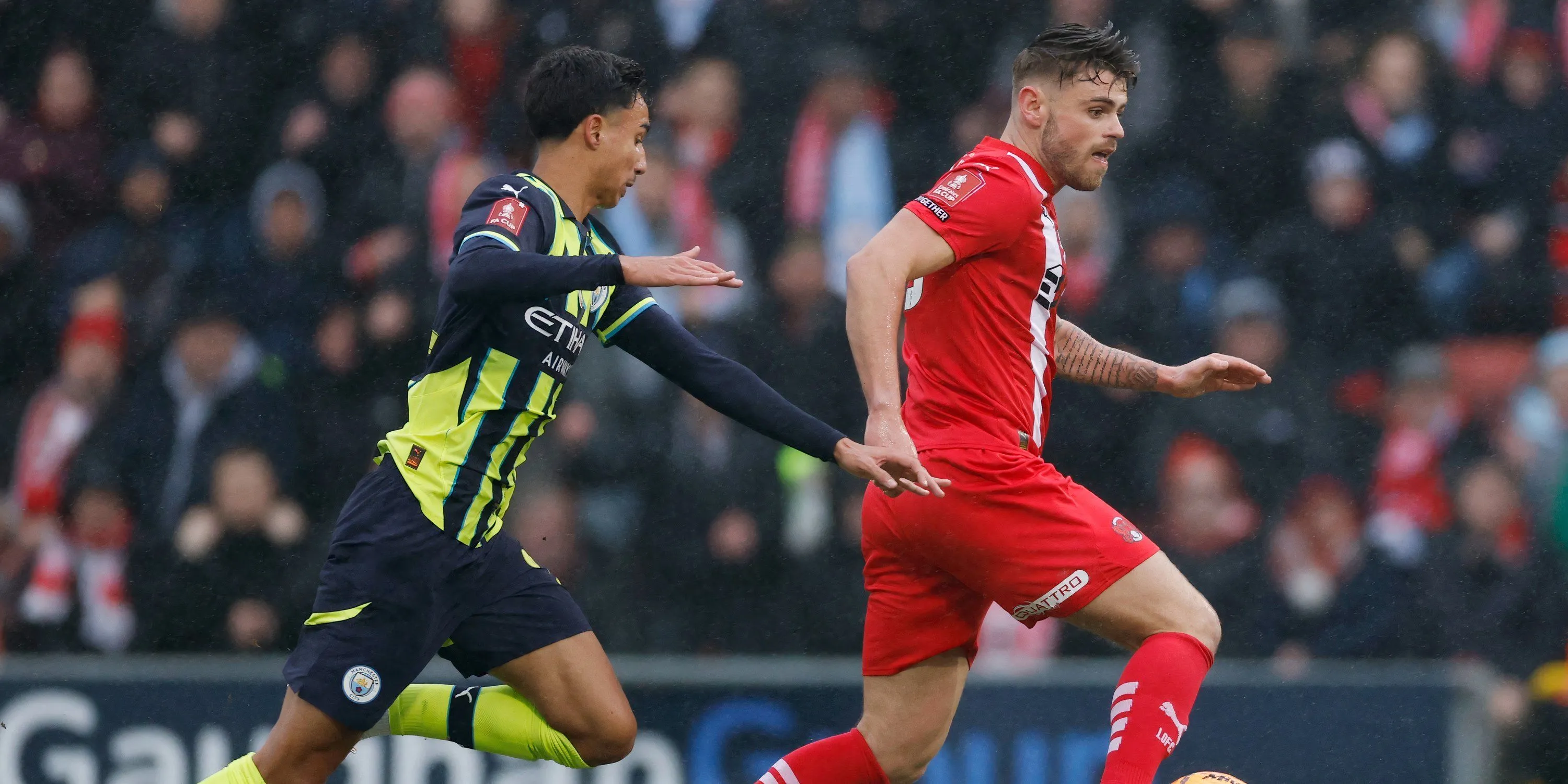 Charlie Kelman, tiền đạo của Leyton Orient, ghi bàn tại League Two